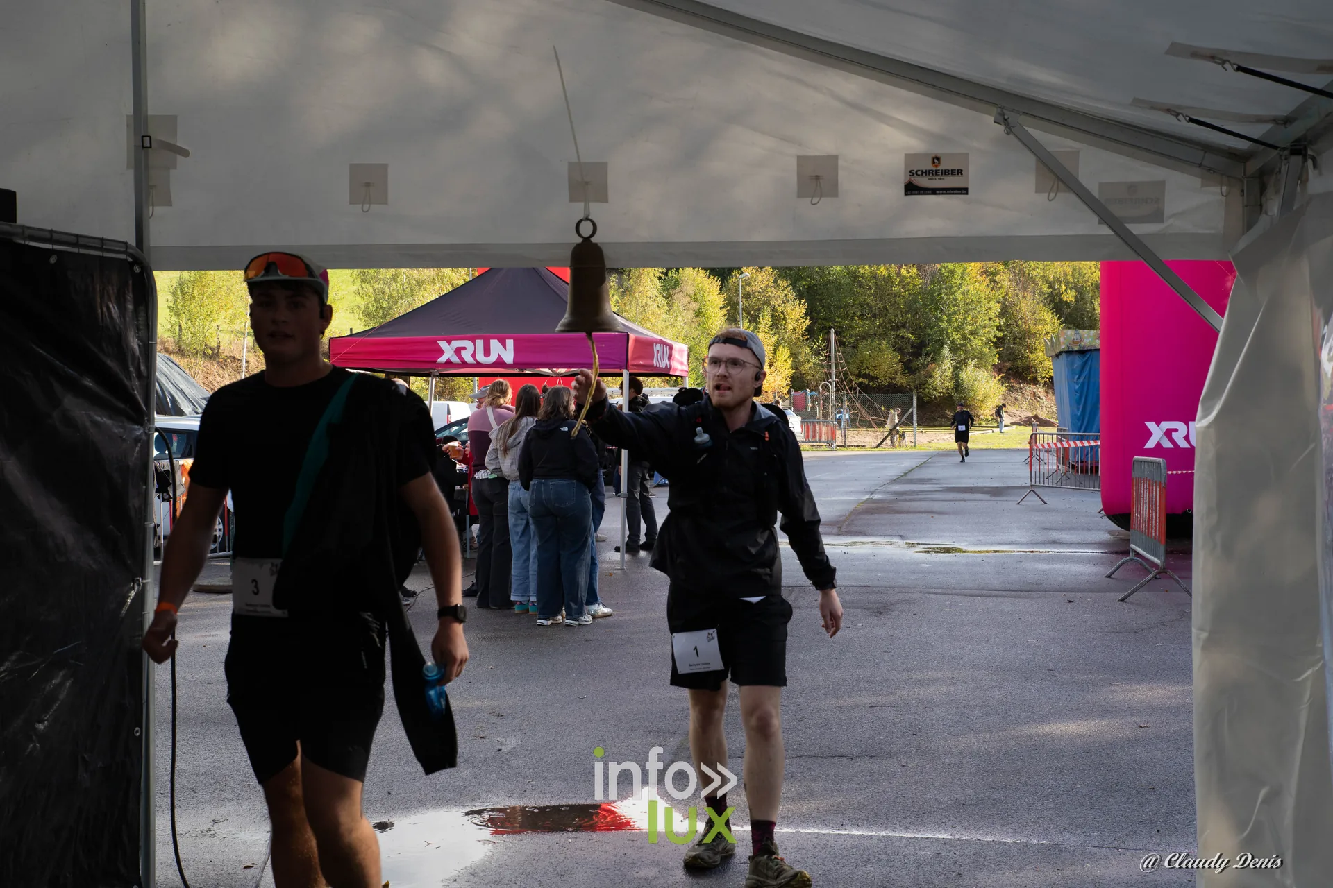 Backyard de Chôdes 2026 à Malmedy : deux coureurs sous la tente de la zone de départ (photo Claudy Denis)