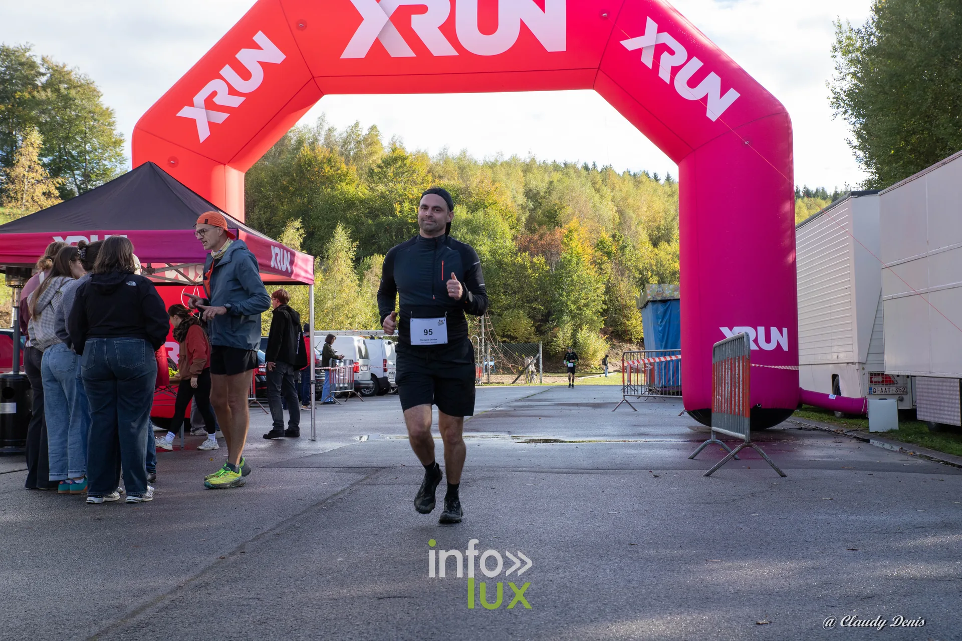 Backyard de Chôdes 2026 à Malmedy : un coureur sous l’arche Xrun (photo Claudy Denis)