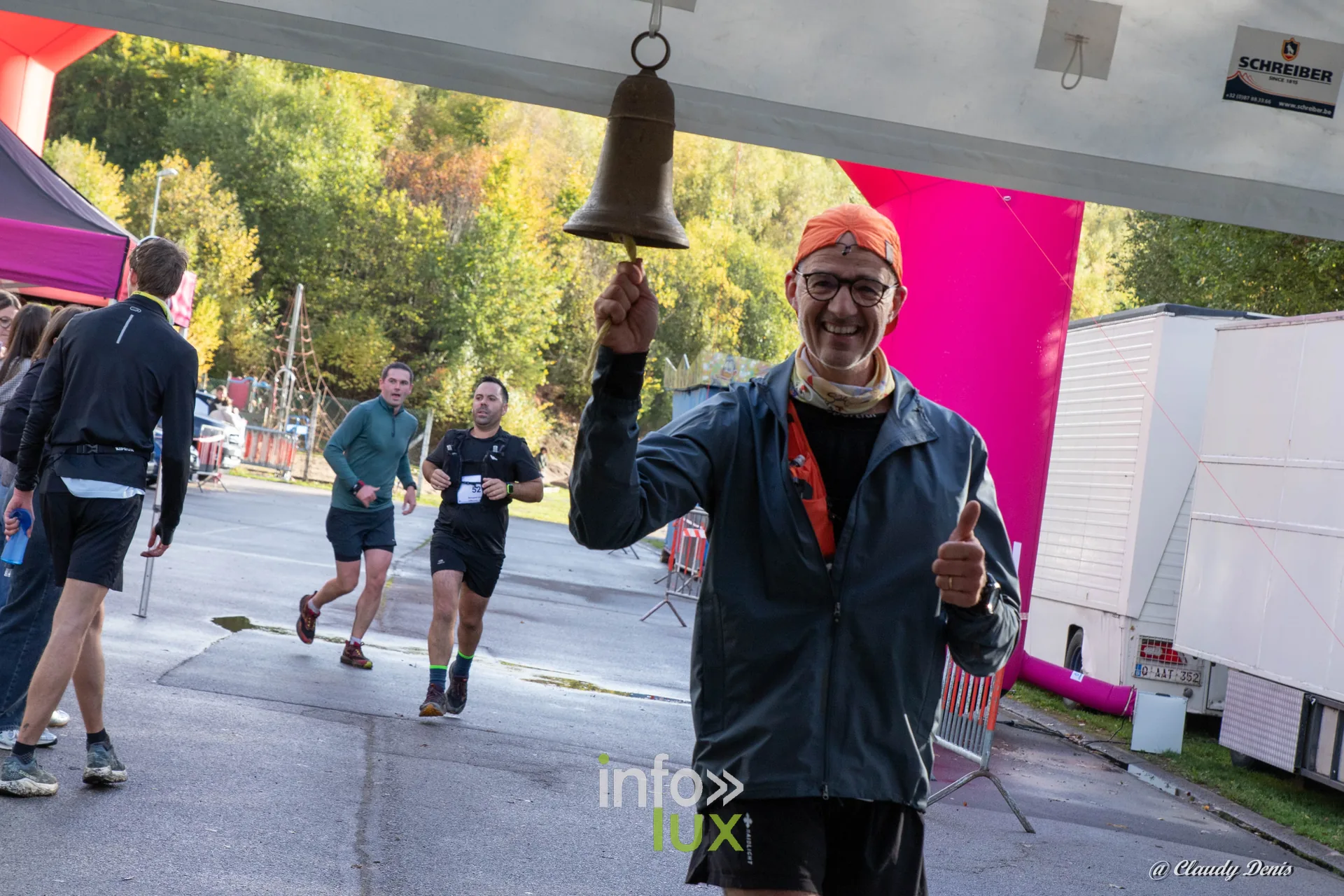 Backyard de Chôdes 2026 à Malmedy : un coureur près de la cloche de la zone de départ (photo Claudy Denis)