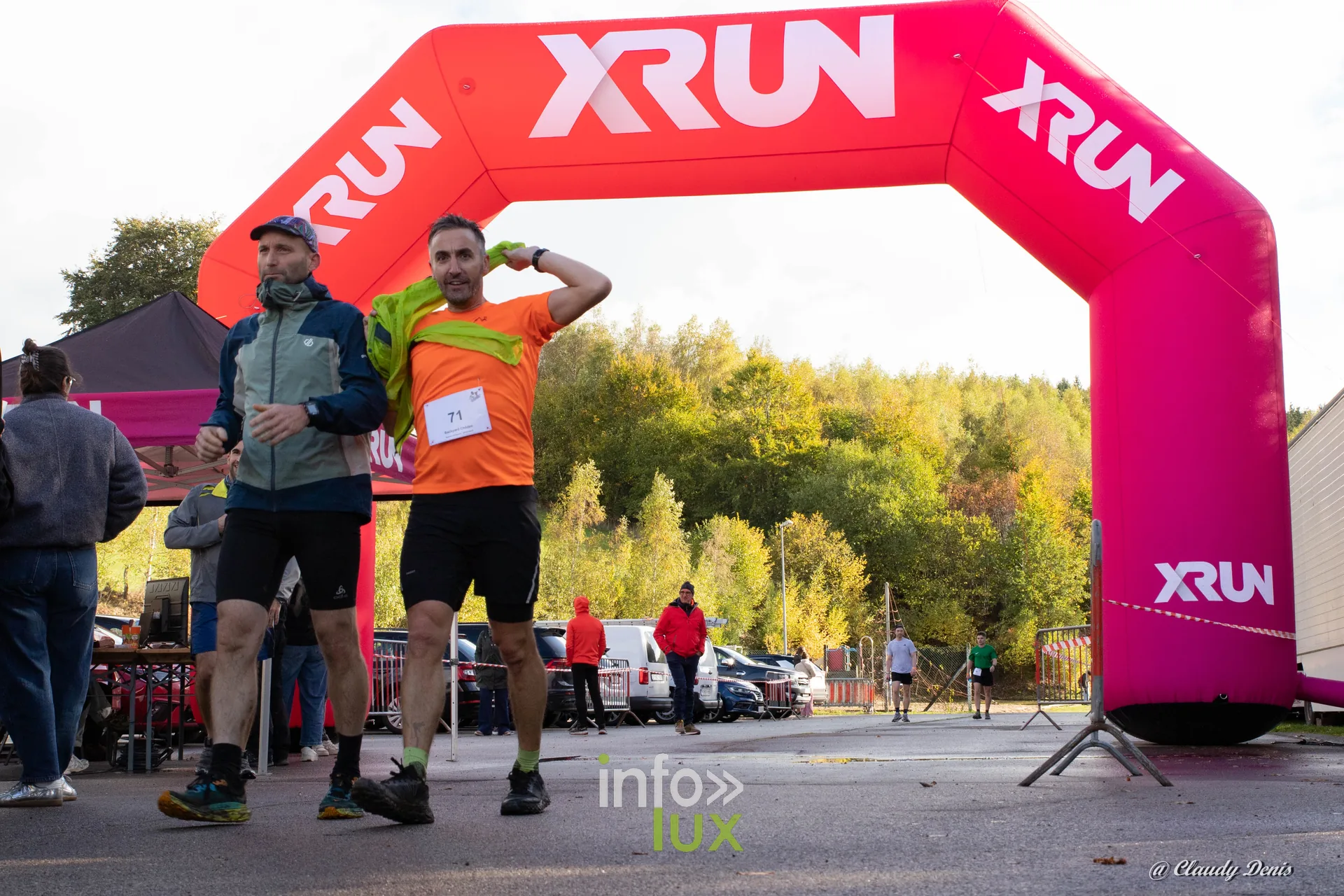 Backyard de Chôdes 2026 à Malmedy : deux coureurs sous l’arche Xrun (photo Claudy Denis)