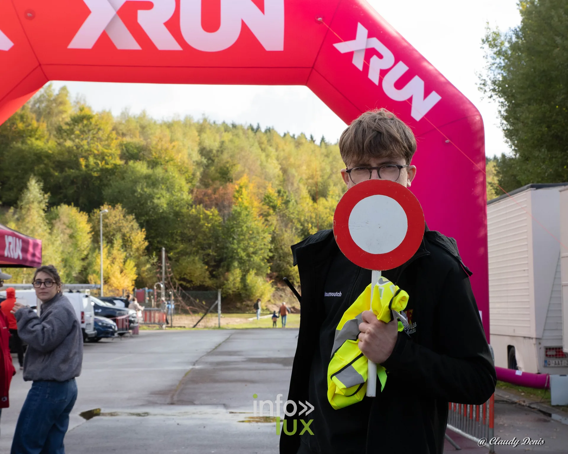 Backyard de Chôdes 2026 à Malmedy : un jeune homme avec un panneau de signalisation, près de l’arche Xrun (photo Claudy Denis)