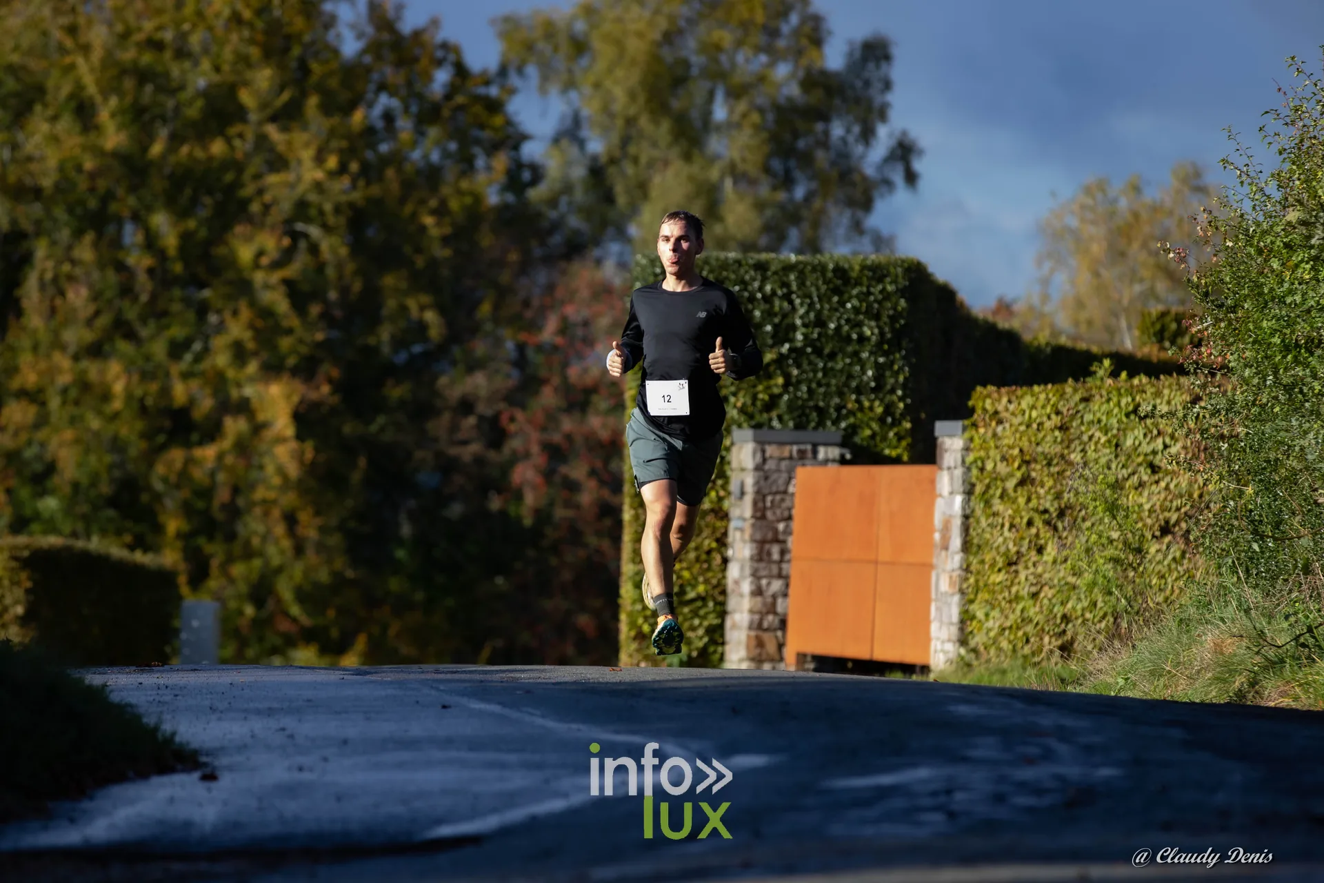 Backyard de Chôdes 2026 à Malmedy : un coureur sur une route du parcours (photo Claudy Denis)