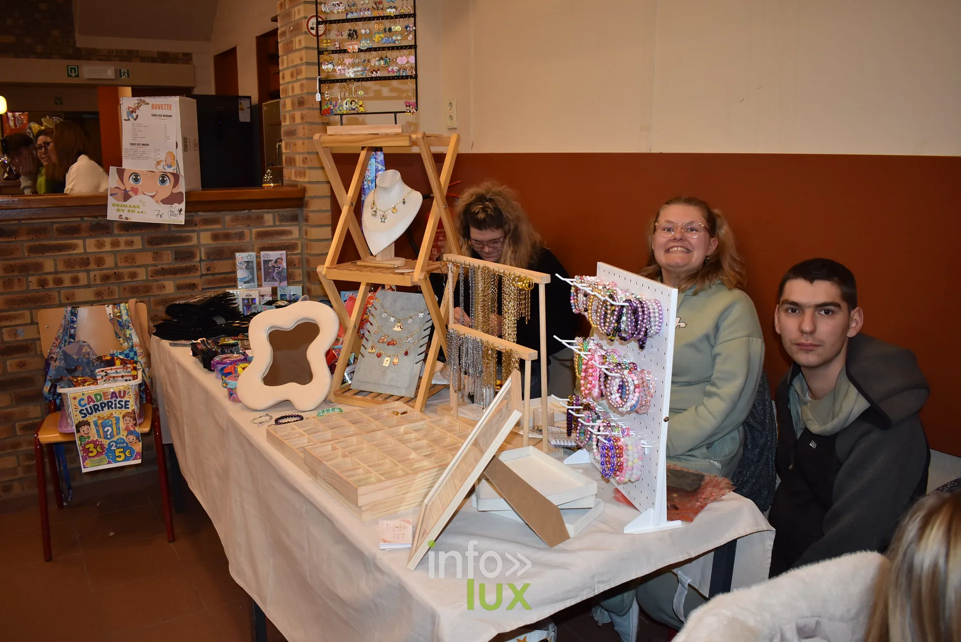 Meeting Disney et pop culture « Entre Ombres et Lumière » de Be Maf, Maison de Tous, Braine-l’Alleud, 31 octobre 2026 : des exposants derrière leur stand (photo info-lux.com)