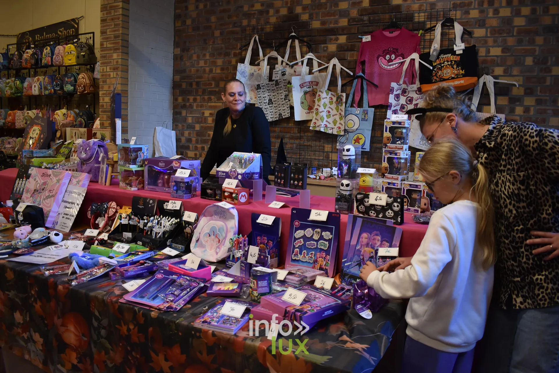 Meeting Disney et pop culture « Entre Ombres et Lumière » de Be Maf, Maison de Tous, Braine-l’Alleud, 31 octobre 2026 : des visiteurs devant un stand (photo info-lux.com)
