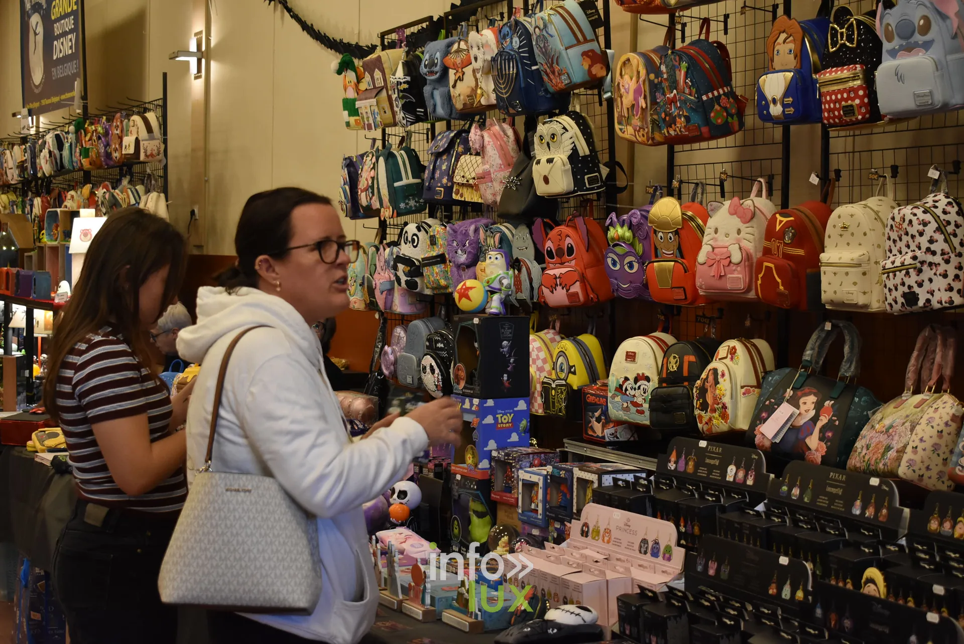 Meeting Disney et pop culture « Entre Ombres et Lumière » de Be Maf, Maison de Tous, Braine-l’Alleud, 31 octobre 2026 : des visiteuses devant un stand de sacs (photo info-lux.com)