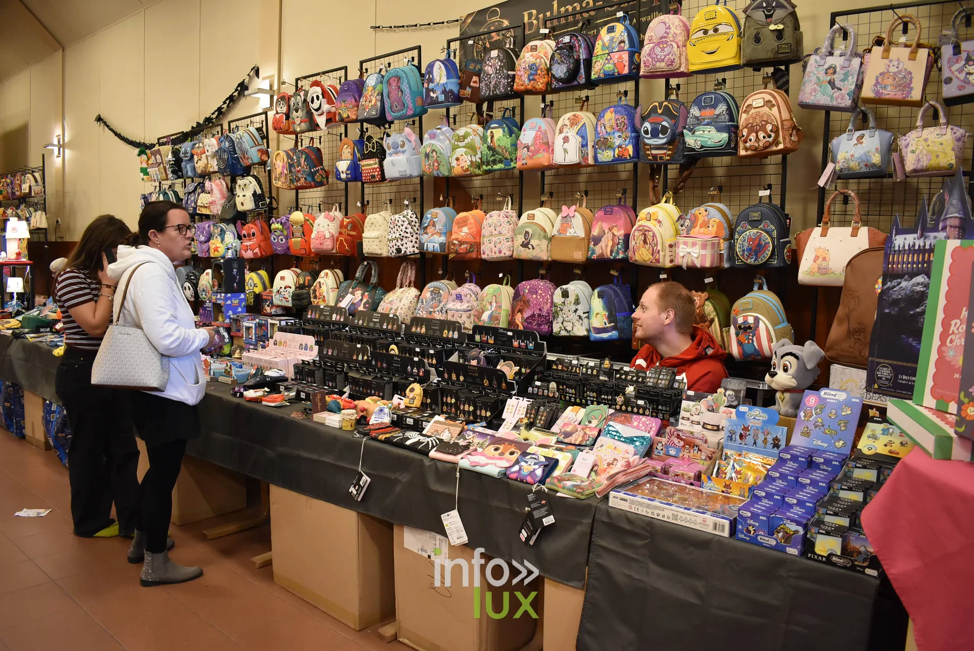 Meeting Disney et pop culture « Entre Ombres et Lumière » de Be Maf, Maison de Tous, Braine-l’Alleud, 31 octobre 2026 : un stand de sacs et accessoires (photo info-lux.com)
