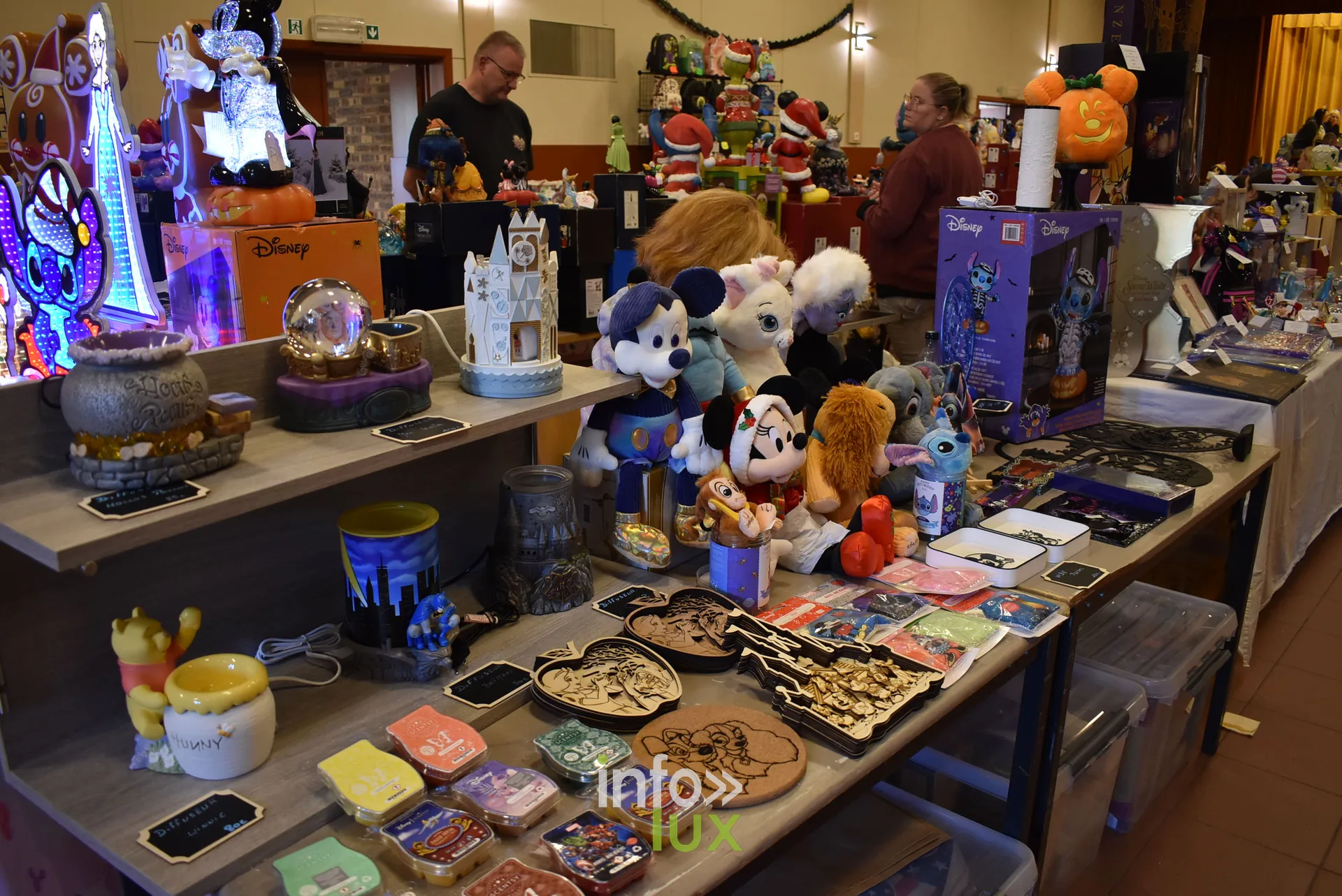 Meeting Disney et pop culture « Entre Ombres et Lumière » de Be Maf, Maison de Tous, Braine-l’Alleud, 31 octobre 2026 : des visiteurs autour d’un stand (photo info-lux.com)