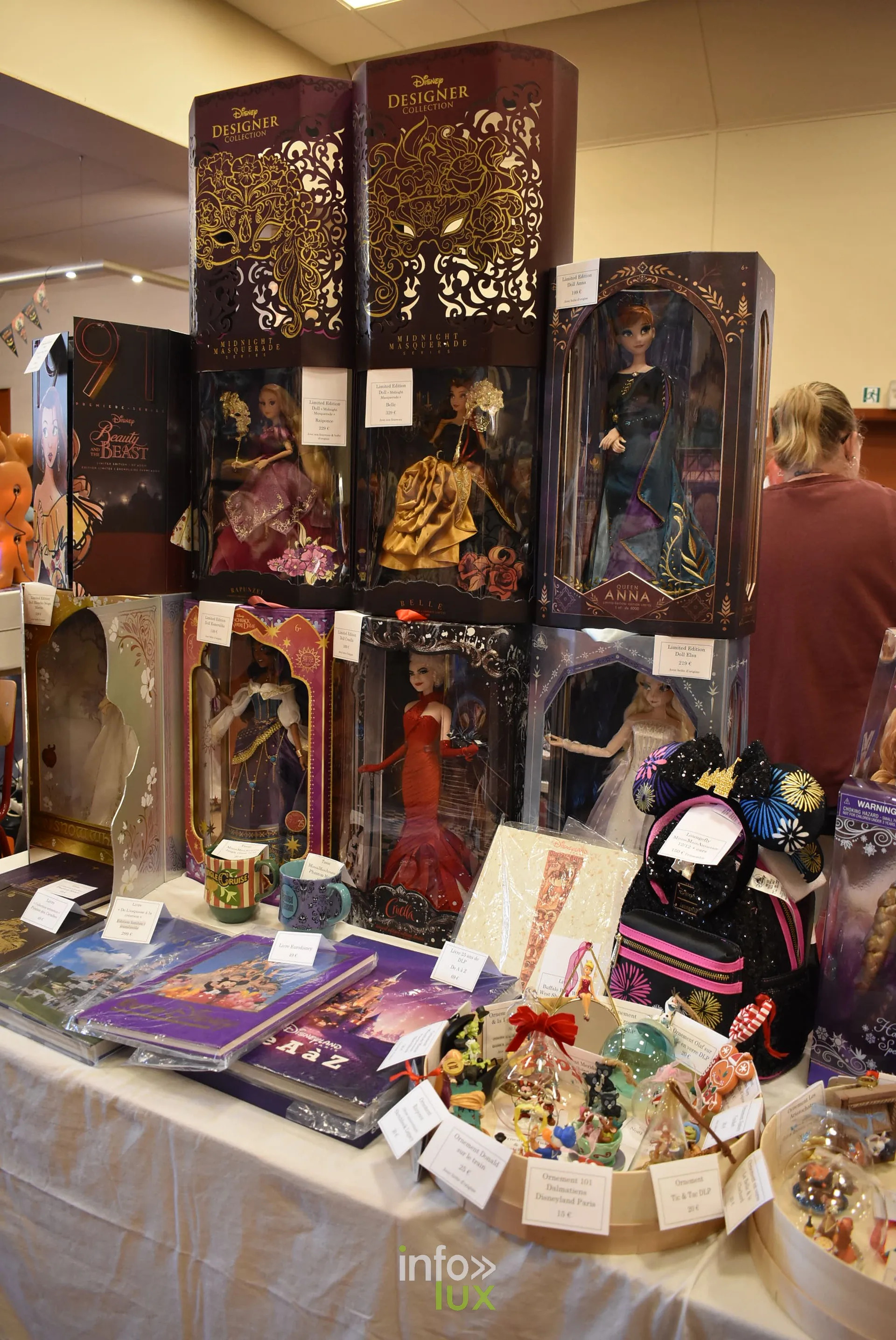 Meeting Disney et pop culture « Entre Ombres et Lumière » de Be Maf, Maison de Tous, Braine-l’Alleud, 31 octobre 2026 : des sacs à main exposés (photo info-lux.com)