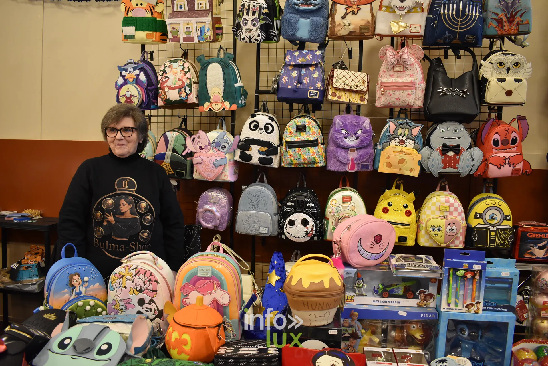 Meeting Disney et pop culture « Entre Ombres et Lumière » de Be Maf, Maison de Tous, Braine-l’Alleud, 31 octobre 2026 : des sacs à dos de collection (photo info-lux.com)