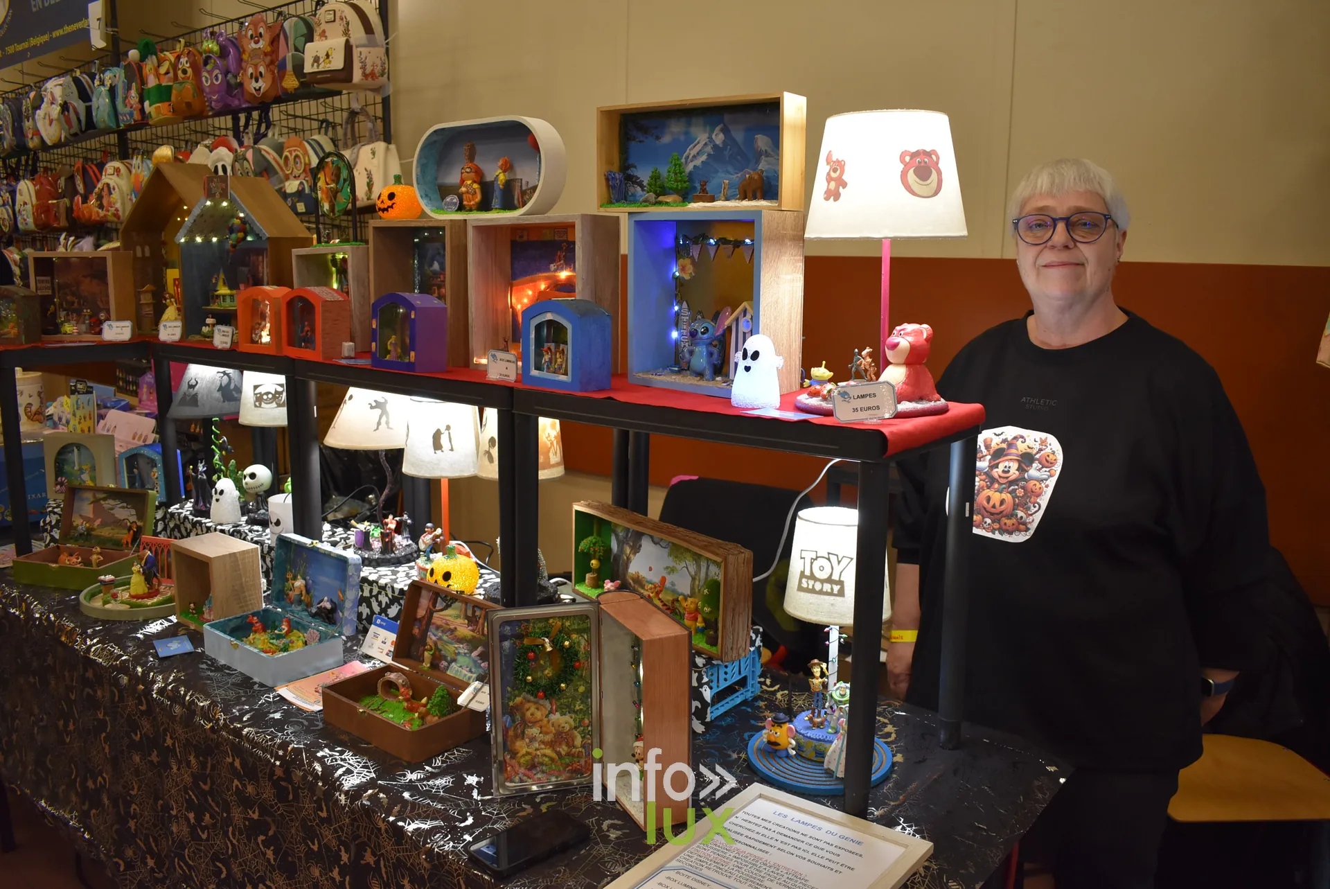 Meeting Disney et pop culture « Entre Ombres et Lumière » de Be Maf, Maison de Tous, Braine-l’Alleud, 31 octobre 2026 : un exposant derrière son stand (photo info-lux.com)