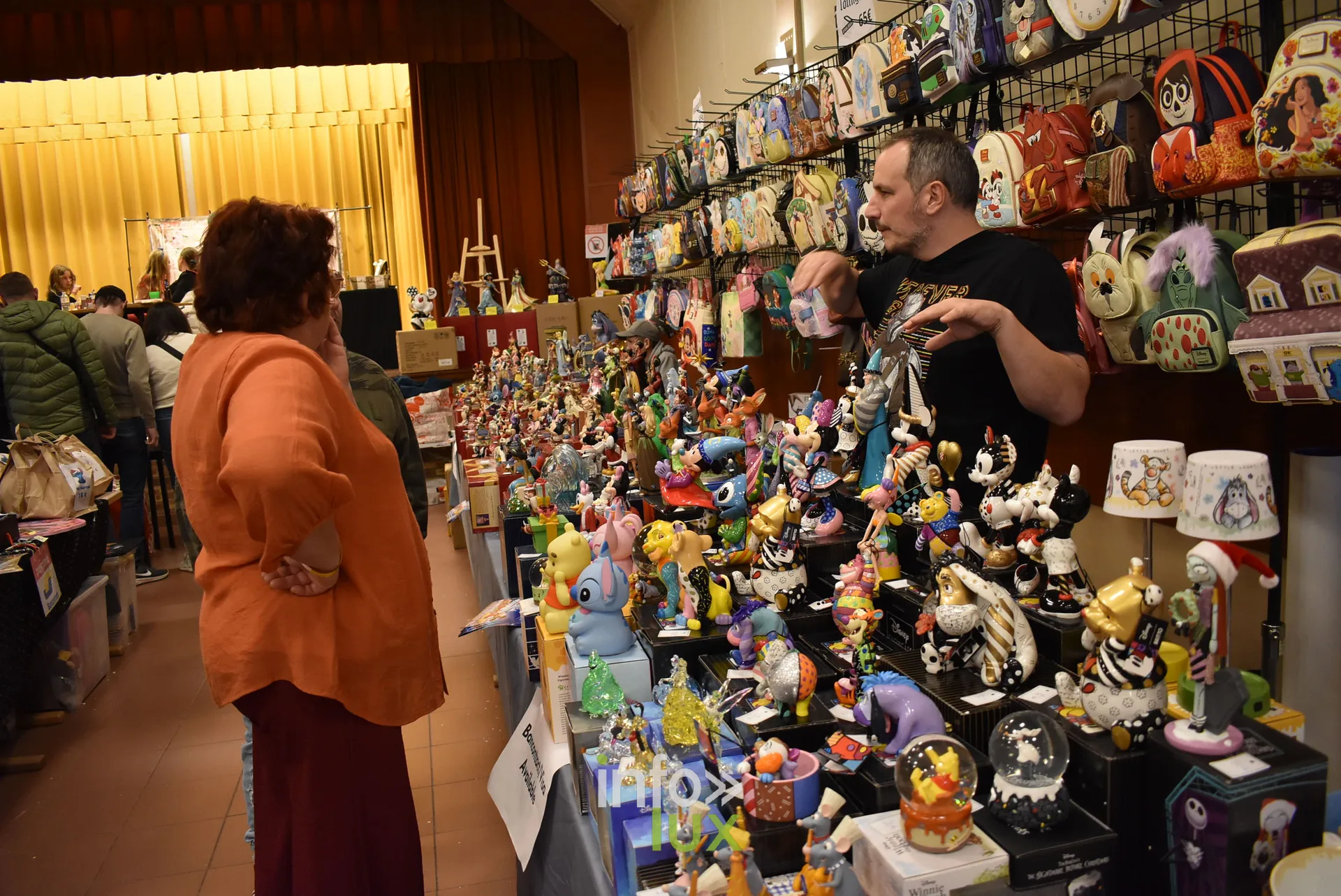 Meeting Disney et pop culture « Entre Ombres et Lumière » de Be Maf, Maison de Tous, Braine-l’Alleud, 31 octobre 2026 : des visiteurs dans la salle (photo info-lux.com)