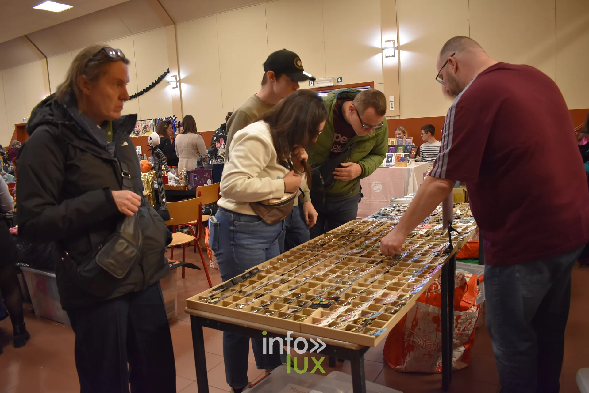 Meeting Disney et pop culture « Entre Ombres et Lumière » de Be Maf, Maison de Tous, Braine-l’Alleud, 31 octobre 2026 : des visiteurs devant un stand (photo info-lux.com)
