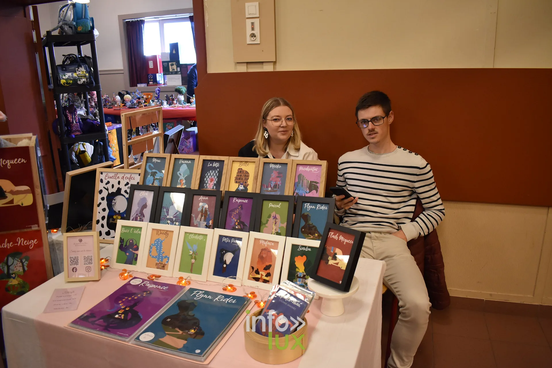 Meeting Disney et pop culture « Entre Ombres et Lumière » de Be Maf, Maison de Tous, Braine-l’Alleud, 31 octobre 2026 : des exposants derrière un stand de cadres (photo info-lux.com)