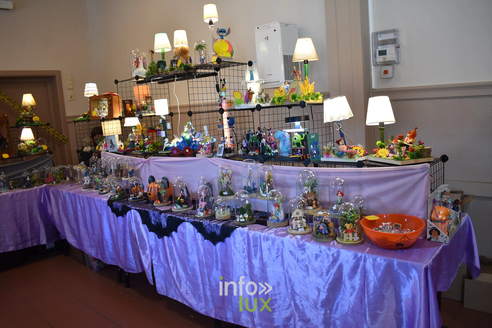 Meeting Disney et pop culture « Entre Ombres et Lumière » de Be Maf, Maison de Tous, Braine-l’Alleud, 31 octobre 2026 : un stand nappé de violet (photo info-lux.com)