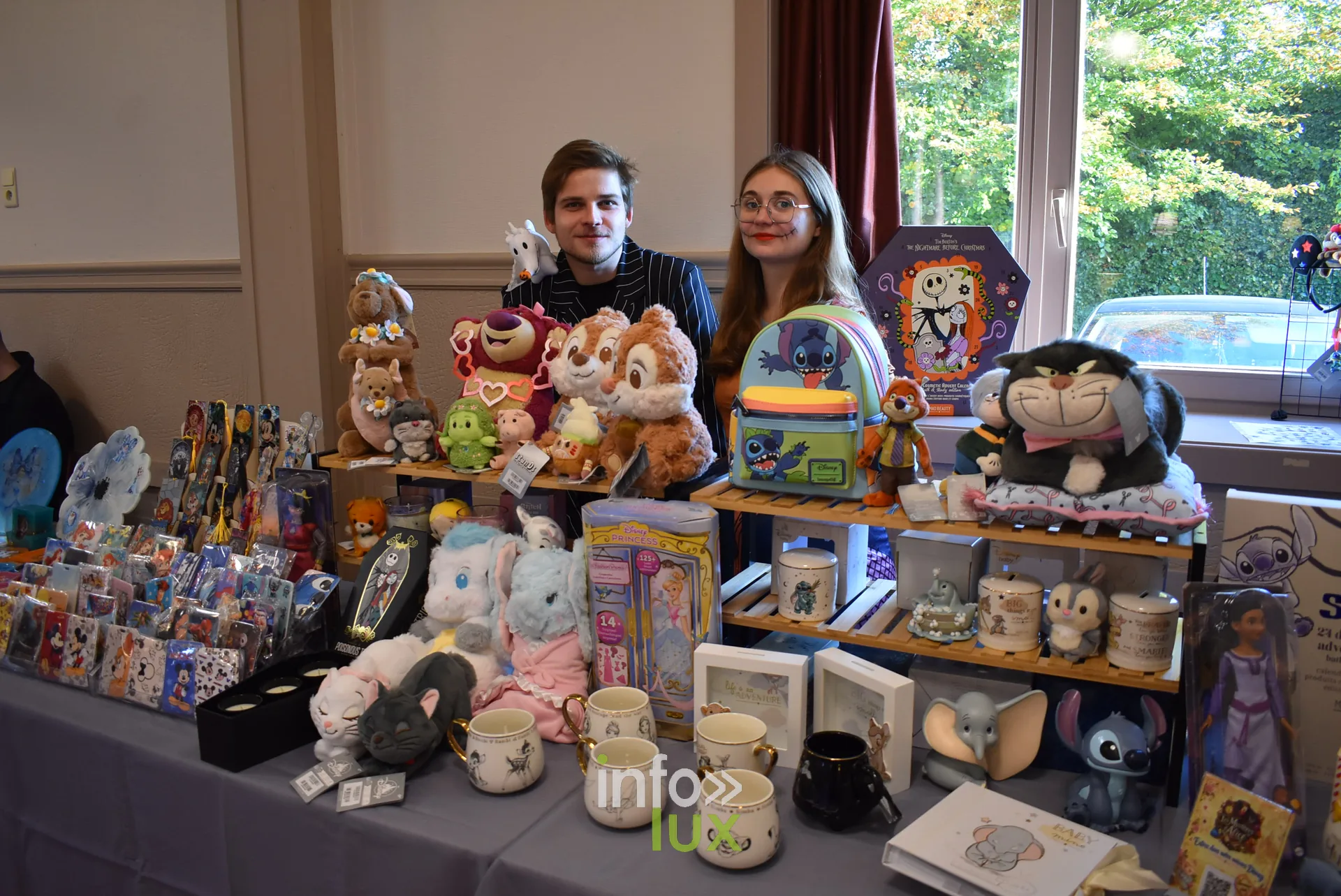 Meeting Disney et pop culture « Entre Ombres et Lumière » de Be Maf, Maison de Tous, Braine-l’Alleud, 31 octobre 2026 : des exposantes derrière un stand de peluches (photo info-lux.com)