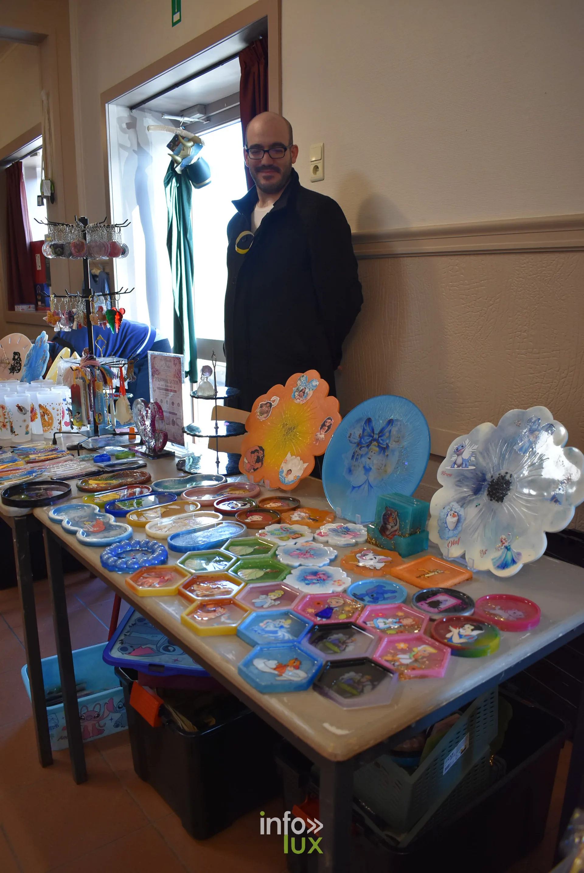 Meeting Disney et pop culture « Entre Ombres et Lumière » de Be Maf, Maison de Tous, Braine-l’Alleud, 31 octobre 2026 : des porte-clés et accessoires (photo info-lux.com)