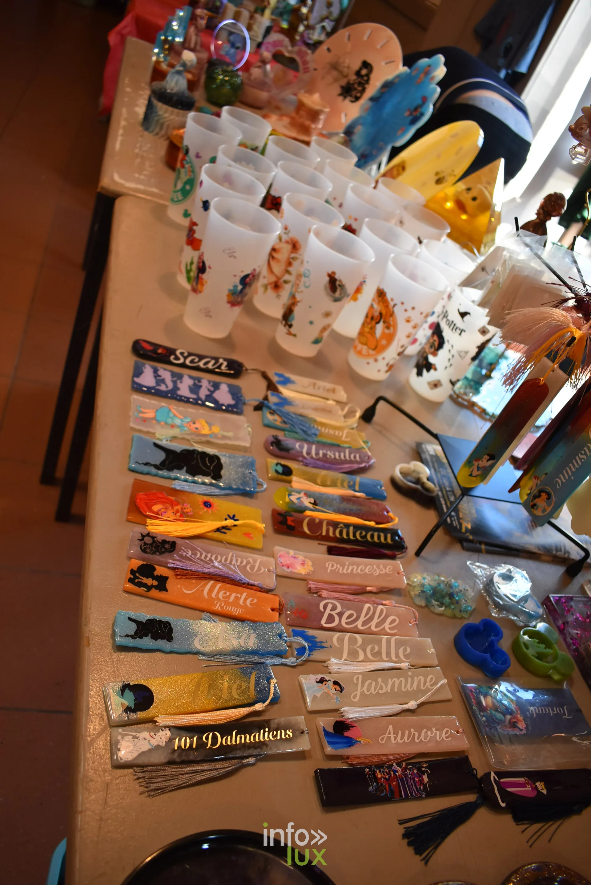 Meeting Disney et pop culture « Entre Ombres et Lumière » de Be Maf, Maison de Tous, Braine-l’Alleud, 31 octobre 2026 : des accessoires exposés (photo info-lux.com)
