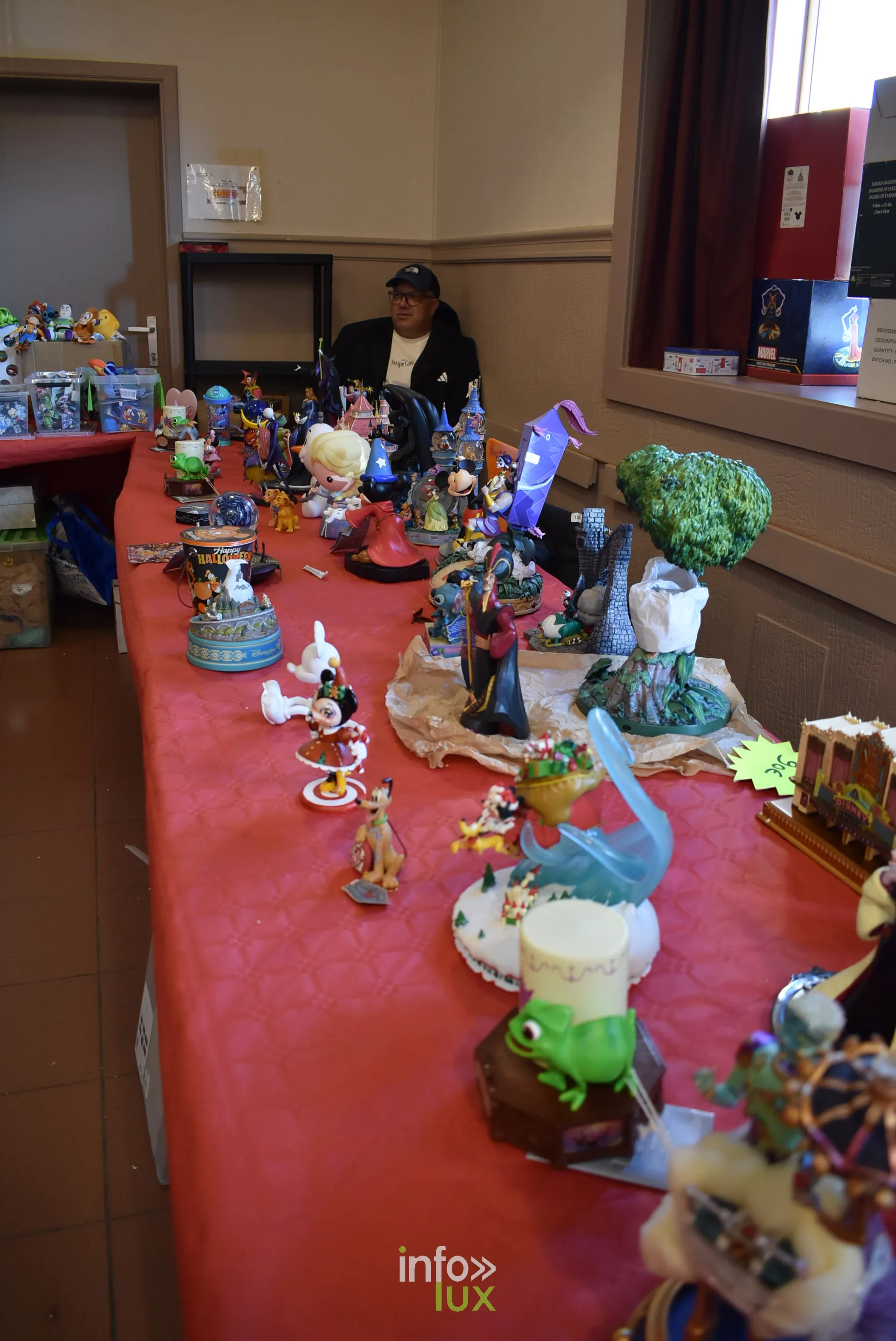 Meeting Disney et pop culture « Entre Ombres et Lumière » de Be Maf, Maison de Tous, Braine-l’Alleud, 31 octobre 2026 : des peluches et figurines (photo info-lux.com)
