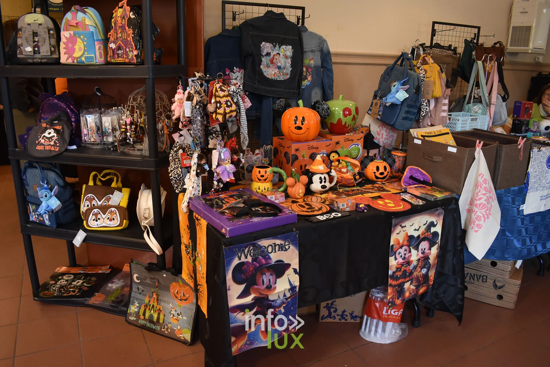 Meeting Disney et pop culture « Entre Ombres et Lumière » de Be Maf, Maison de Tous, Braine-l’Alleud, 31 octobre 2026 : un stand de vêtements et d’objets (photo info-lux.com)
