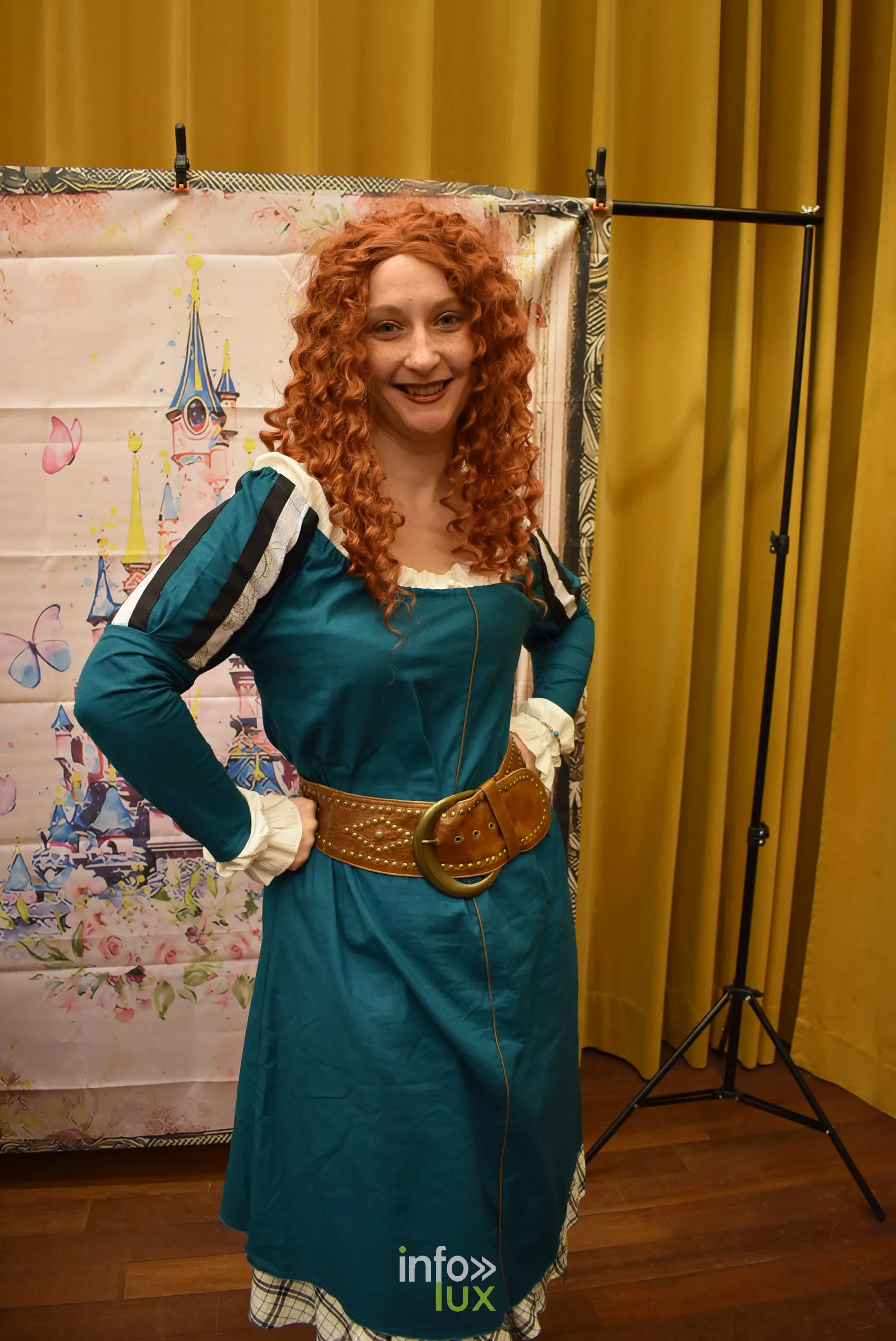 Meeting Disney et pop culture « Entre Ombres et Lumière » de Be Maf, Maison de Tous, Braine-l’Alleud, 31 octobre 2026 : une personne en robe verte, costume inspiré d’un film d’animation (photo info-lux.com)