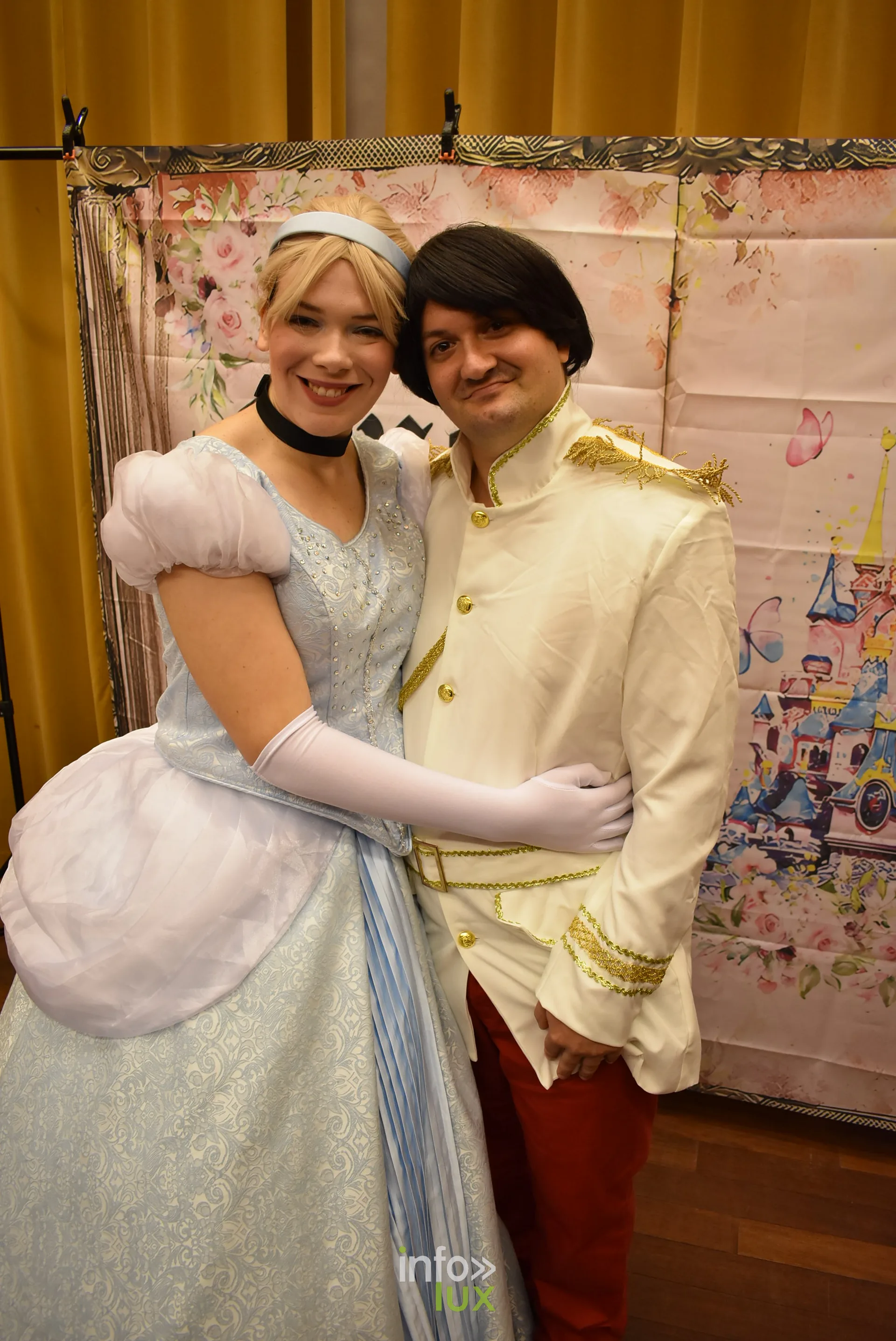Meeting Disney et pop culture « Entre Ombres et Lumière » de Be Maf, Maison de Tous, Braine-l’Alleud, 31 octobre 2026 : une personne en robe bleue, costume inspiré d’un film d’animation (photo info-lux.com)