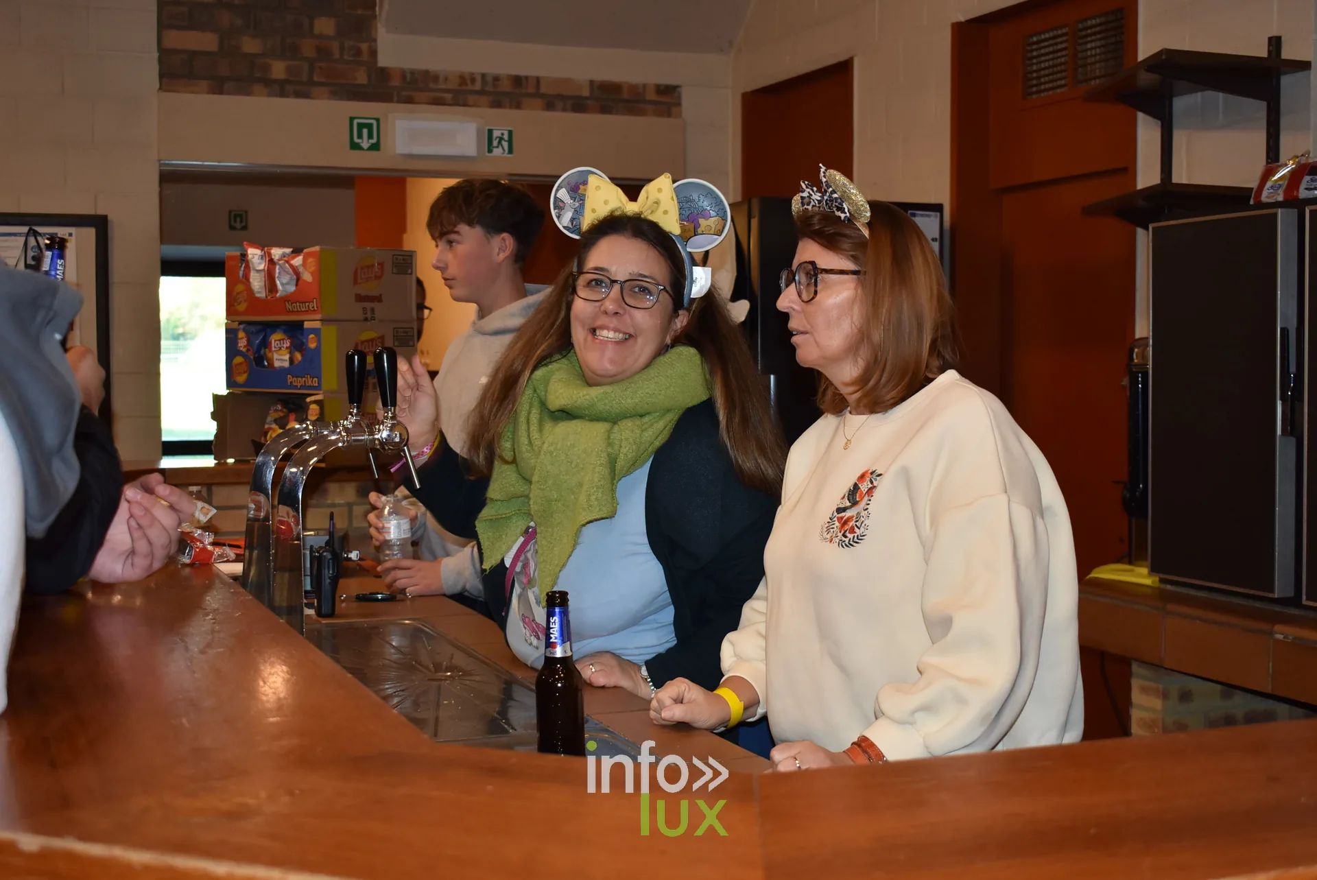 Meeting Disney et pop culture « Entre Ombres et Lumière » de Be Maf, Maison de Tous, Braine-l’Alleud, 31 octobre 2026 : deux visiteuses à un stand (photo info-lux.com)