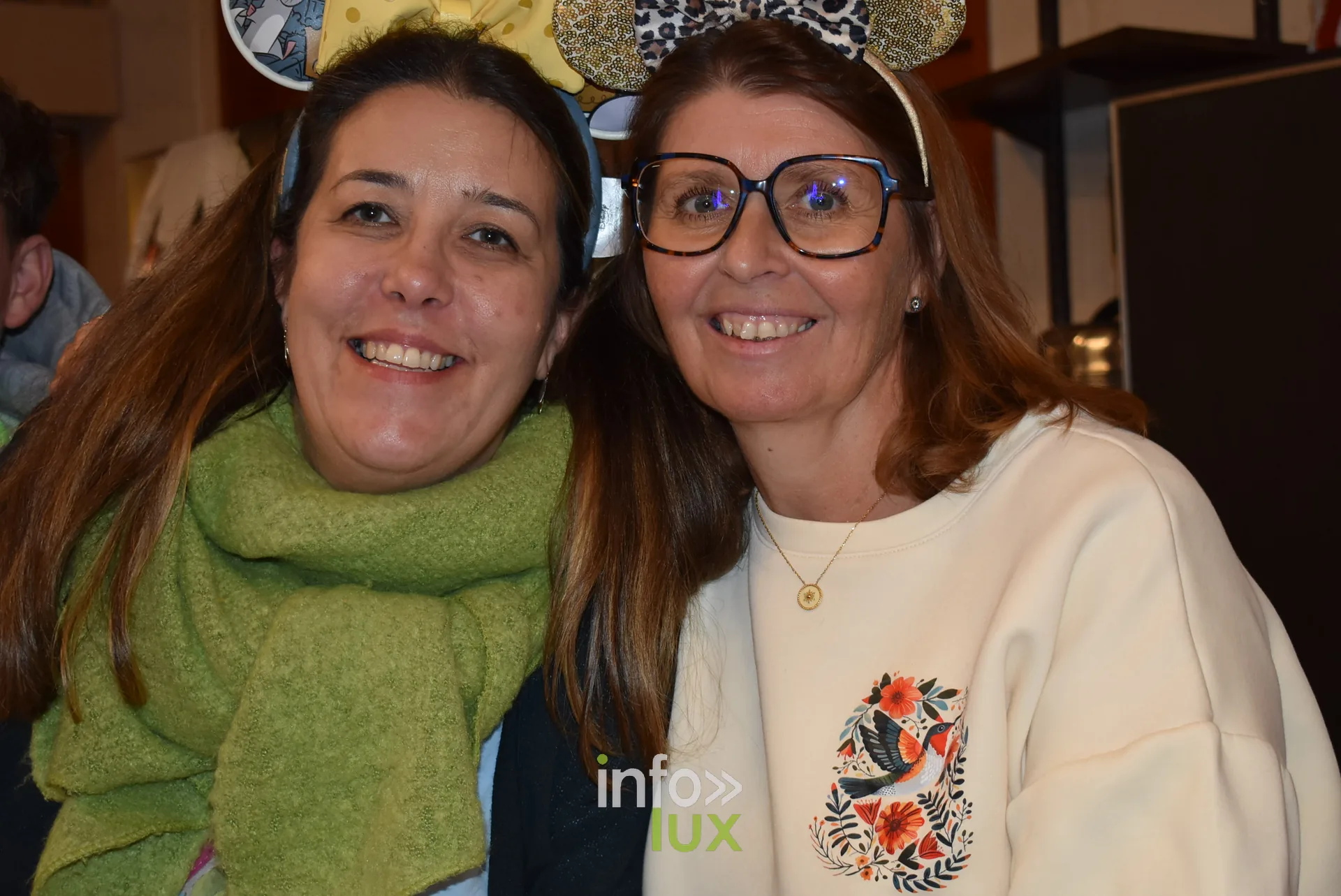 Meeting Disney et pop culture « Entre Ombres et Lumière » de Be Maf, Maison de Tous, Braine-l’Alleud, 31 octobre 2026 : deux visiteuses avec des serre-têtes à oreilles (photo info-lux.com)