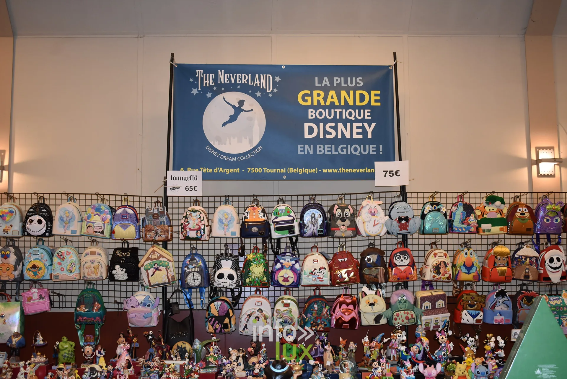 Meeting Disney et pop culture « Entre Ombres et Lumière » de Be Maf, Maison de Tous, Braine-l’Alleud, 31 octobre 2026 : un stand avec l’enseigne « La plus grande boutique Disney en Belgique » (photo info-lux.com)