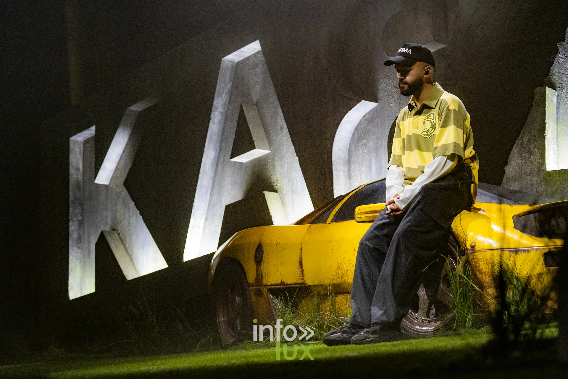 Le décor du Karma Tour de Bigflo & Oli, lettres géantes KARMA et voiture de sport jaune, Reims Arena, 9 octobre 2026