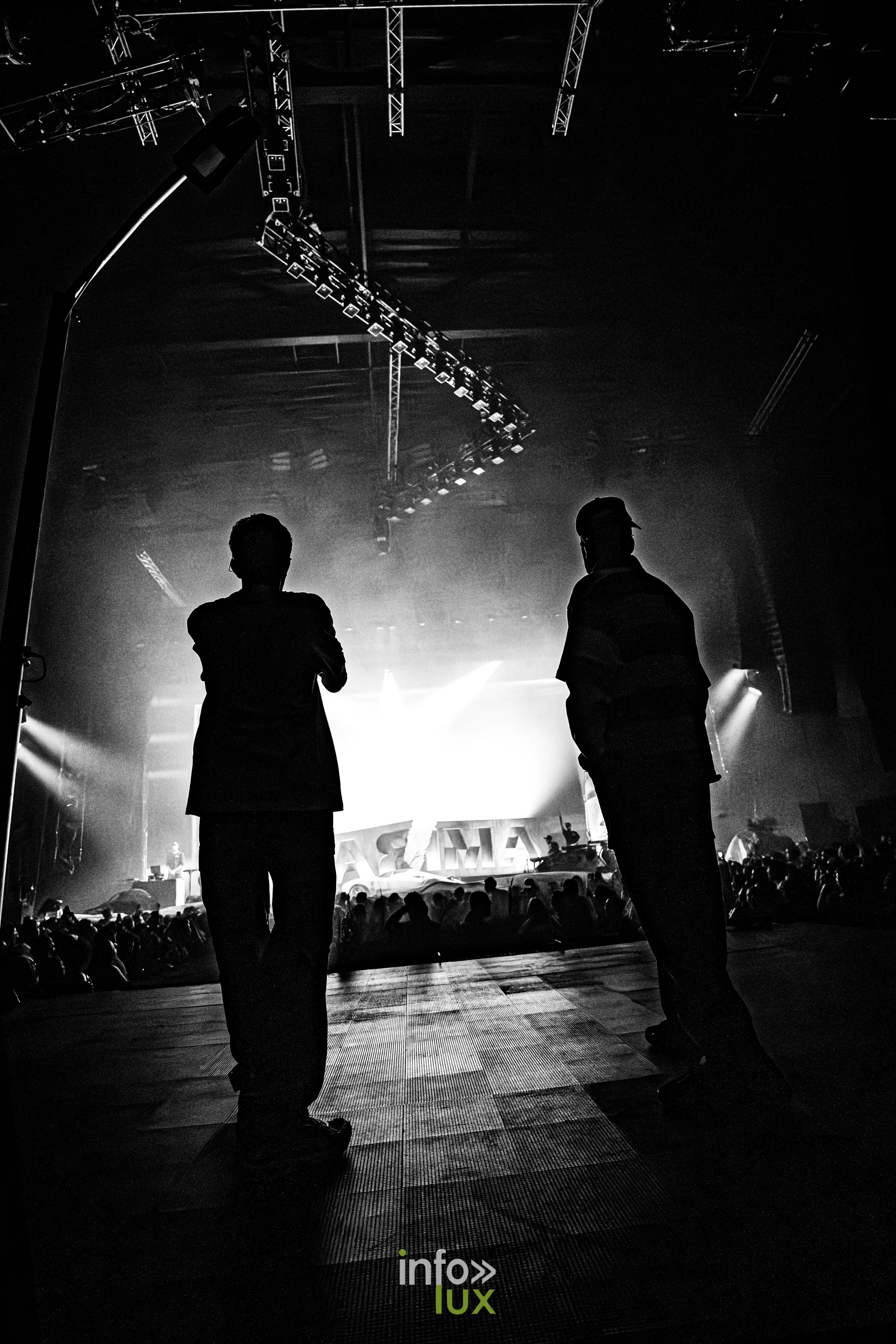 Le côté de la scène pendant le Karma Tour de Bigflo & Oli, Reims Arena, 9 octobre 2026