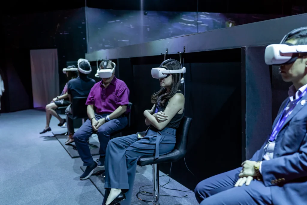 Visiteurs assis avec un casque de réalité virtuelle dans l’espace VR de Van Gogh: The Immersive Experience
