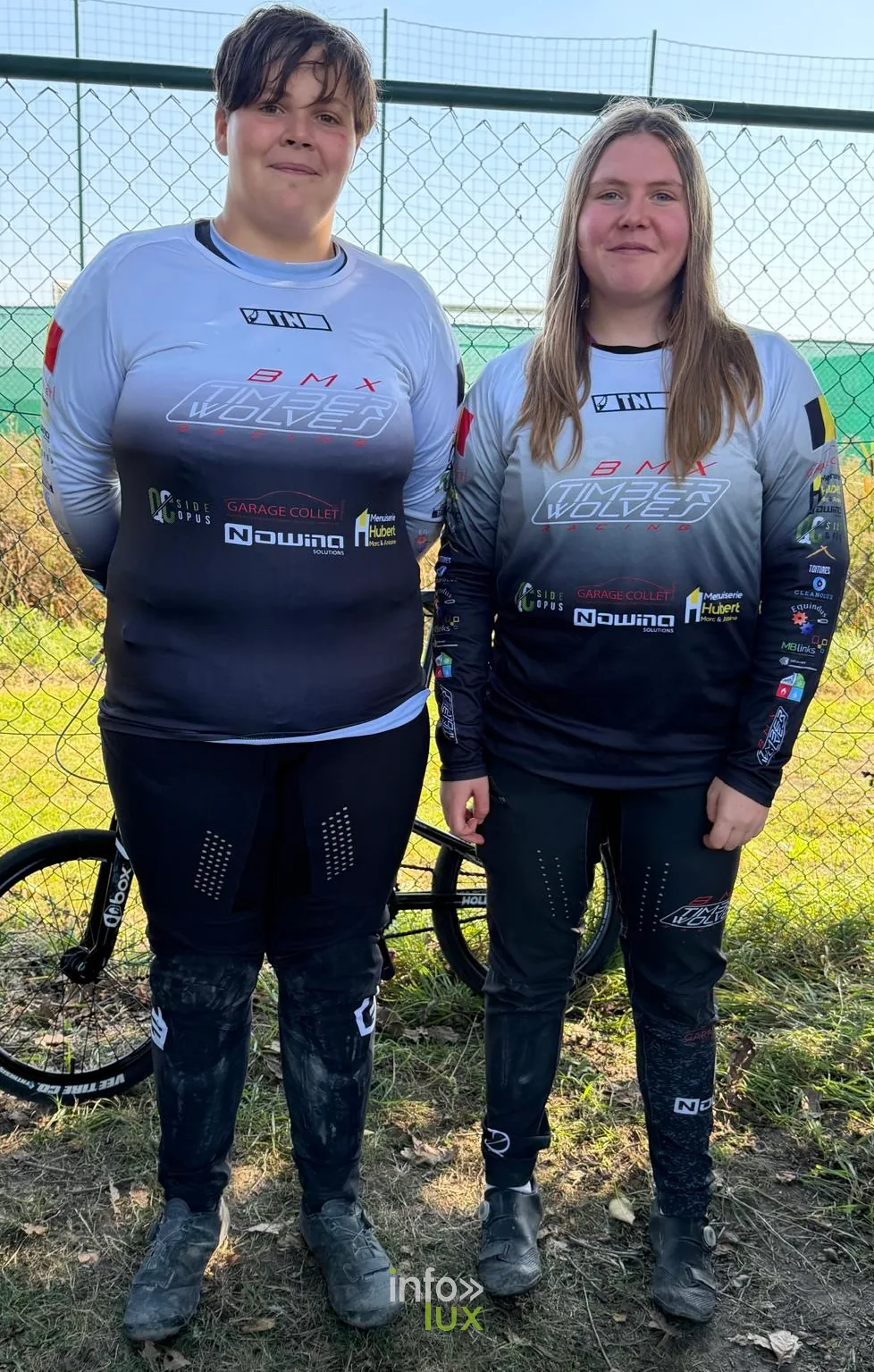 Deux pilotes du BMX Timberwolves Racing d’Habay en maillot de club, au bord de la piste d’Ostende