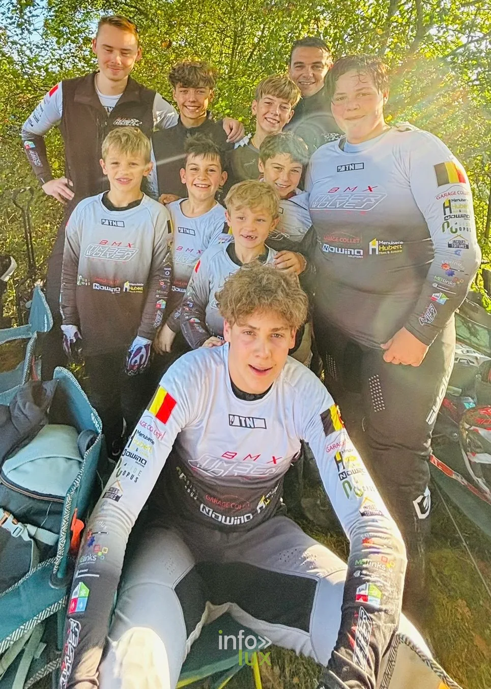 Une douzaine de pilotes du BMX Timberwolves Racing d’Habay posent ensemble en maillot de club à Ostende