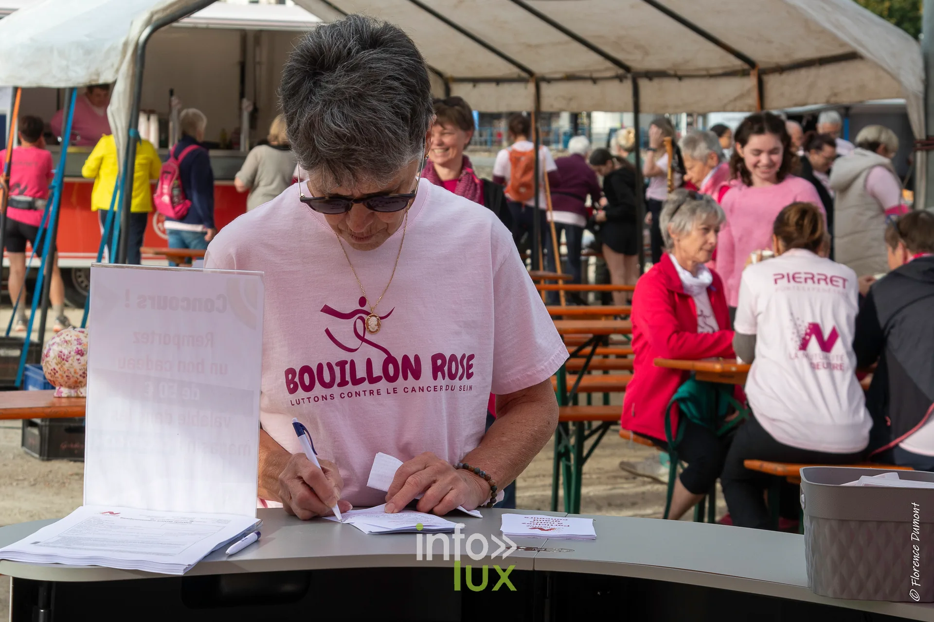 Bouillon Rose 2026 à Bouillon : table d’inscription au village
