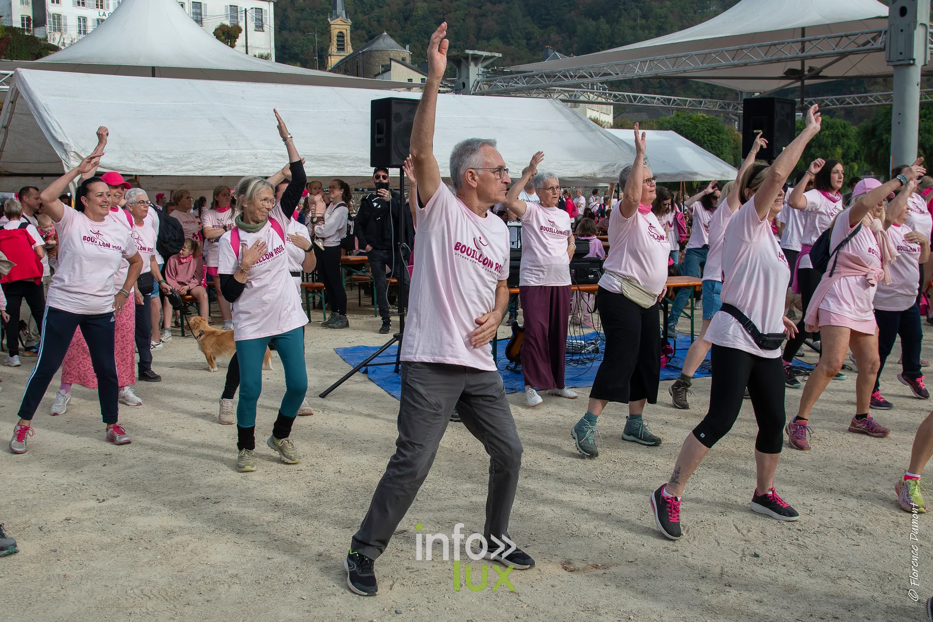 Bouillon Rose 2026 à Bouillon : participants en t-shirt rose pendant l’échauffement