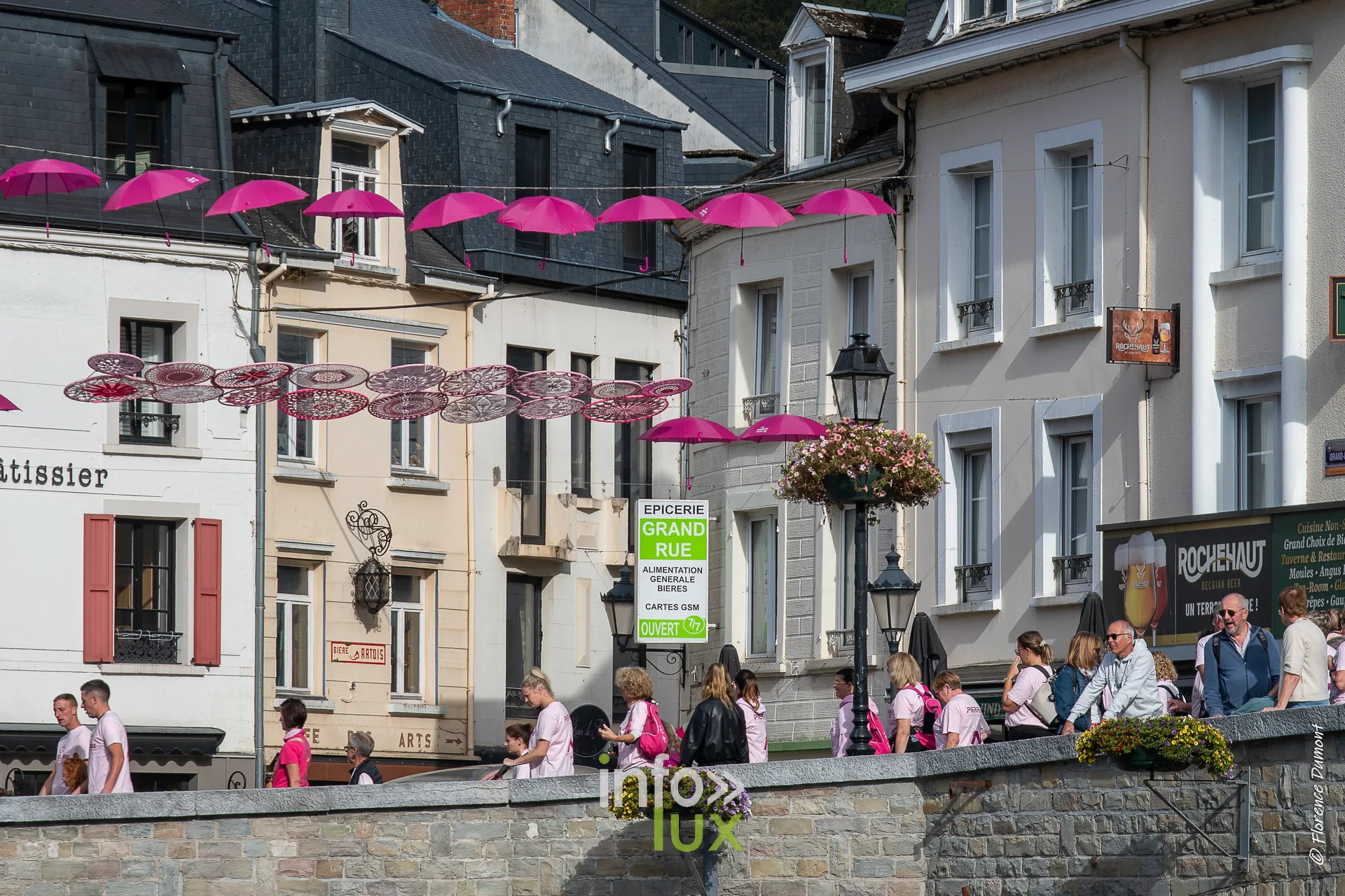 Bouillon Rose 2026 à Bouillon : façades de Bouillon décorées de parapluies roses