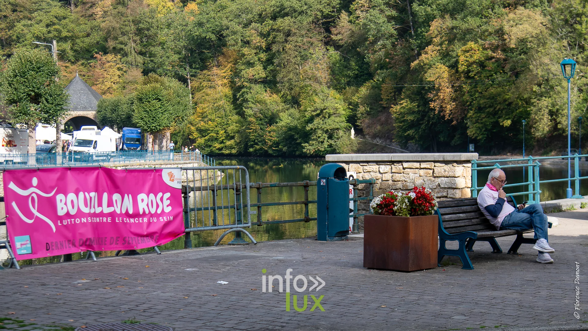 Bouillon Rose 2026 à Bouillon : banderole Bouillon Rose au bord de la Semois
