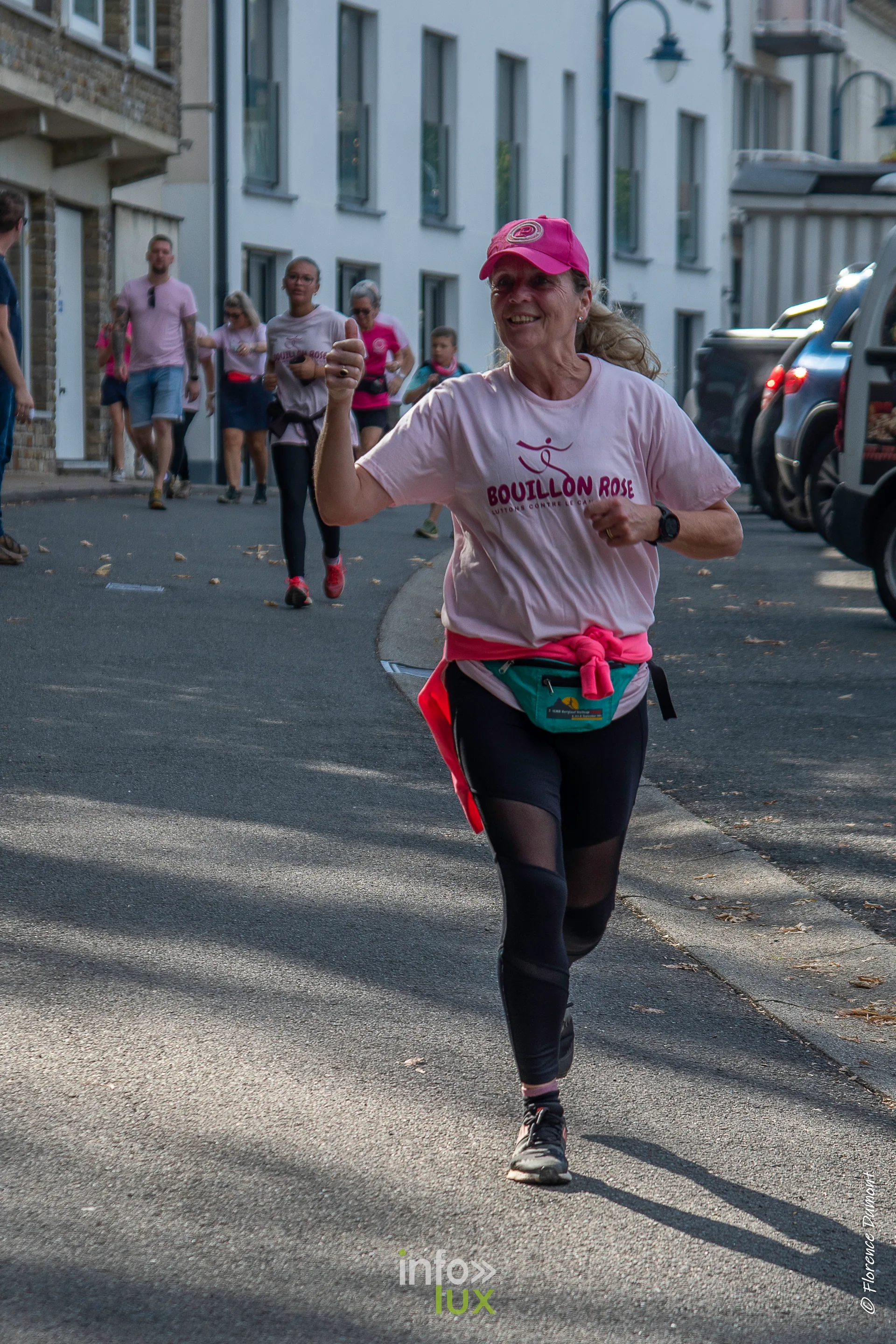 Bouillon Rose 2026 à Bouillon : joggeuse dans une rue de Bouillon