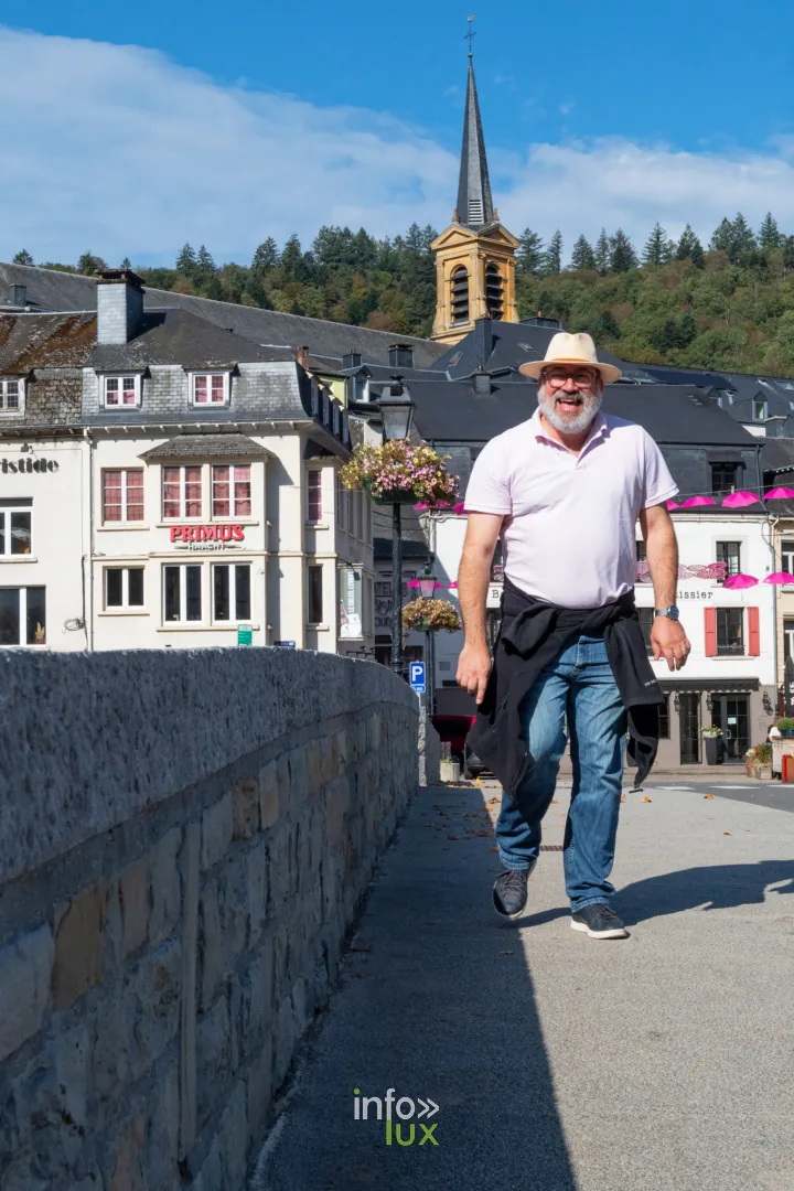 Bouillon Rose 2026 à Bouillon : marcheur sur le pont, clocher en arrière-plan