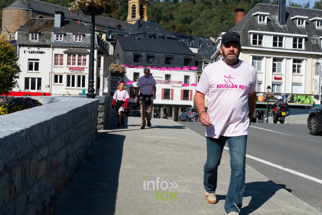 Bouillon Rose 2026 à Bouillon : marcheurs sur le pont de la Semois
