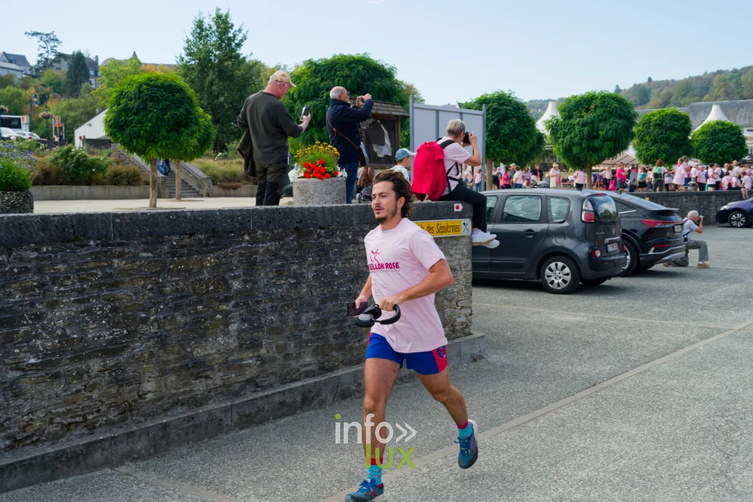 Bouillon Rose 2026 à Bouillon : joggeurs sur le quai de la Semois