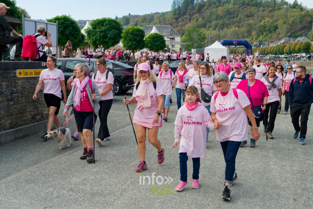 Bouillon Rose 2026 à Bouillon : cortège de marcheurs sur le quai