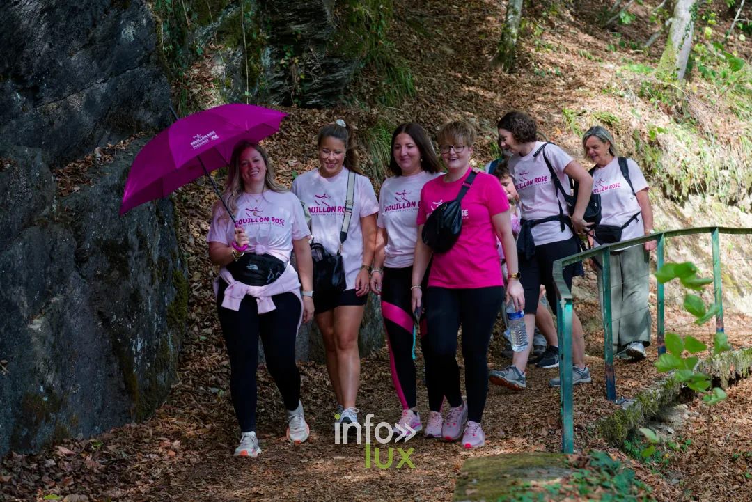 Bouillon Rose 2026 à Bouillon : groupe de marcheuses avec un parapluie rose sur un sentier rocheux