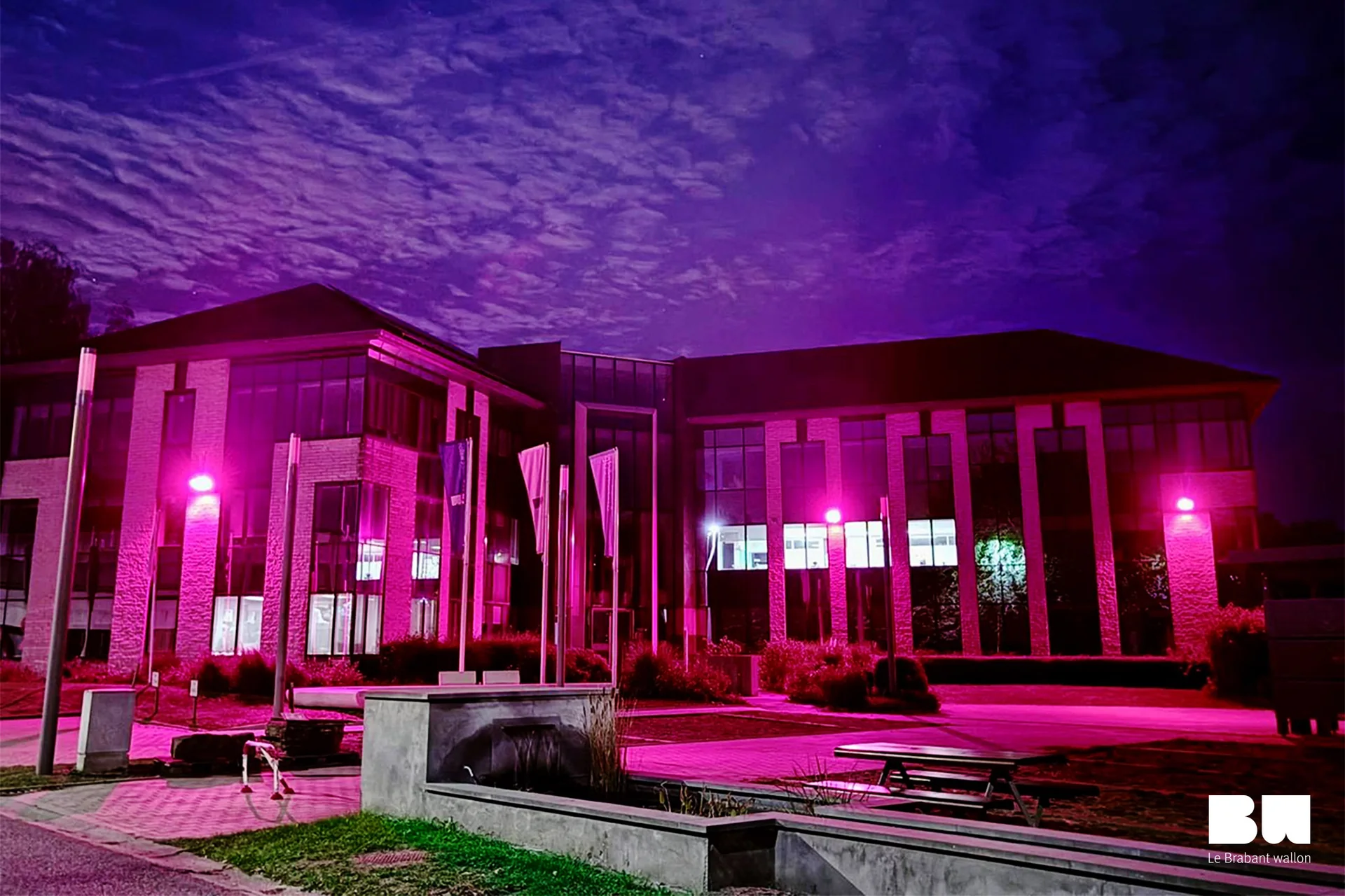 Représentants de la Province du Brabant wallon et de Think Pink autour du panneau Province rose Think Pink