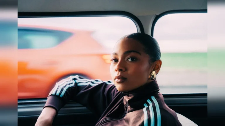 La chanteuse écossaise Brooke Combe assise à la fenêtre d’un bus