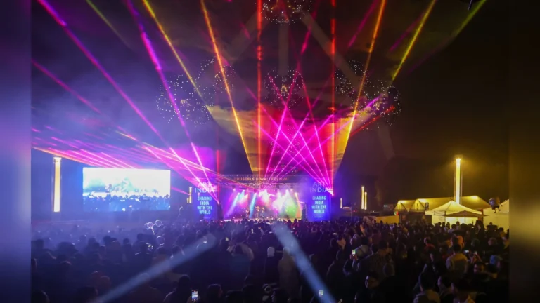 Le Brussels Diwali Festival de nuit au pied de l’Atomium : scène, écran géant, faisceaux laser et public