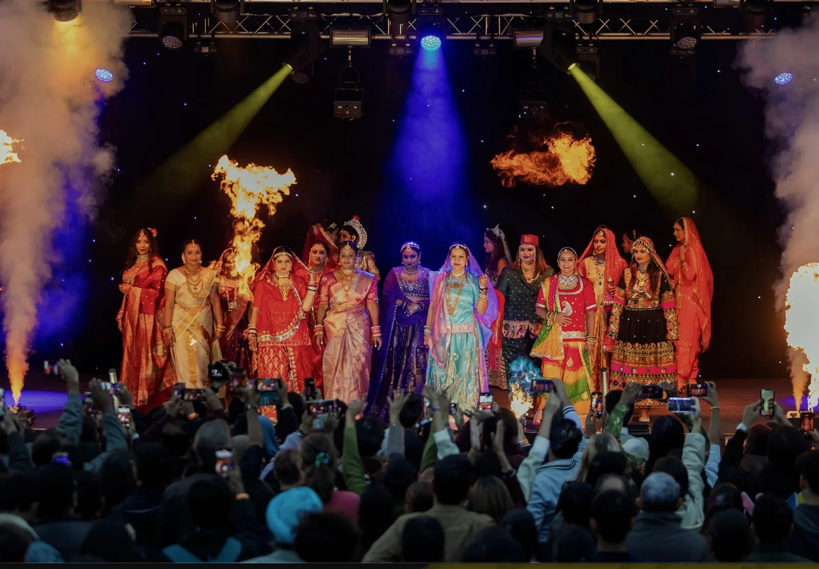 Le défilé Brides of India sur la scène du Brussels Diwali Festival, mariées en tenues traditionnelles indiennes