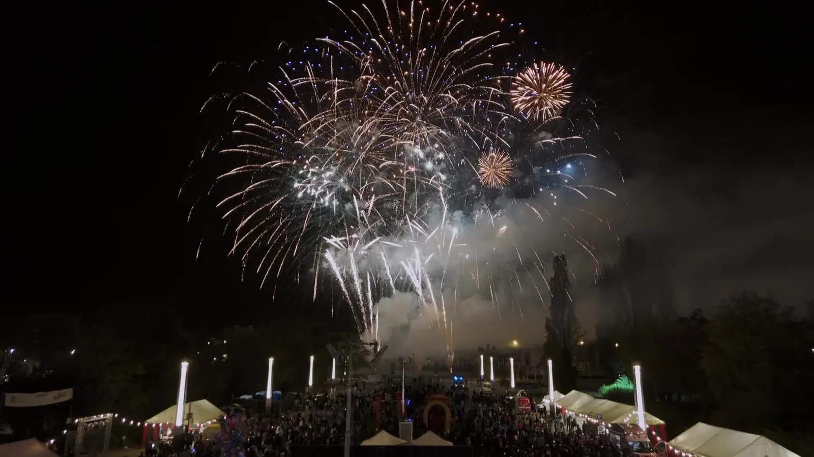 Feu d’artifice du Brussels Diwali Festival au-dessus de l’esplanade de l’Atomium et du public