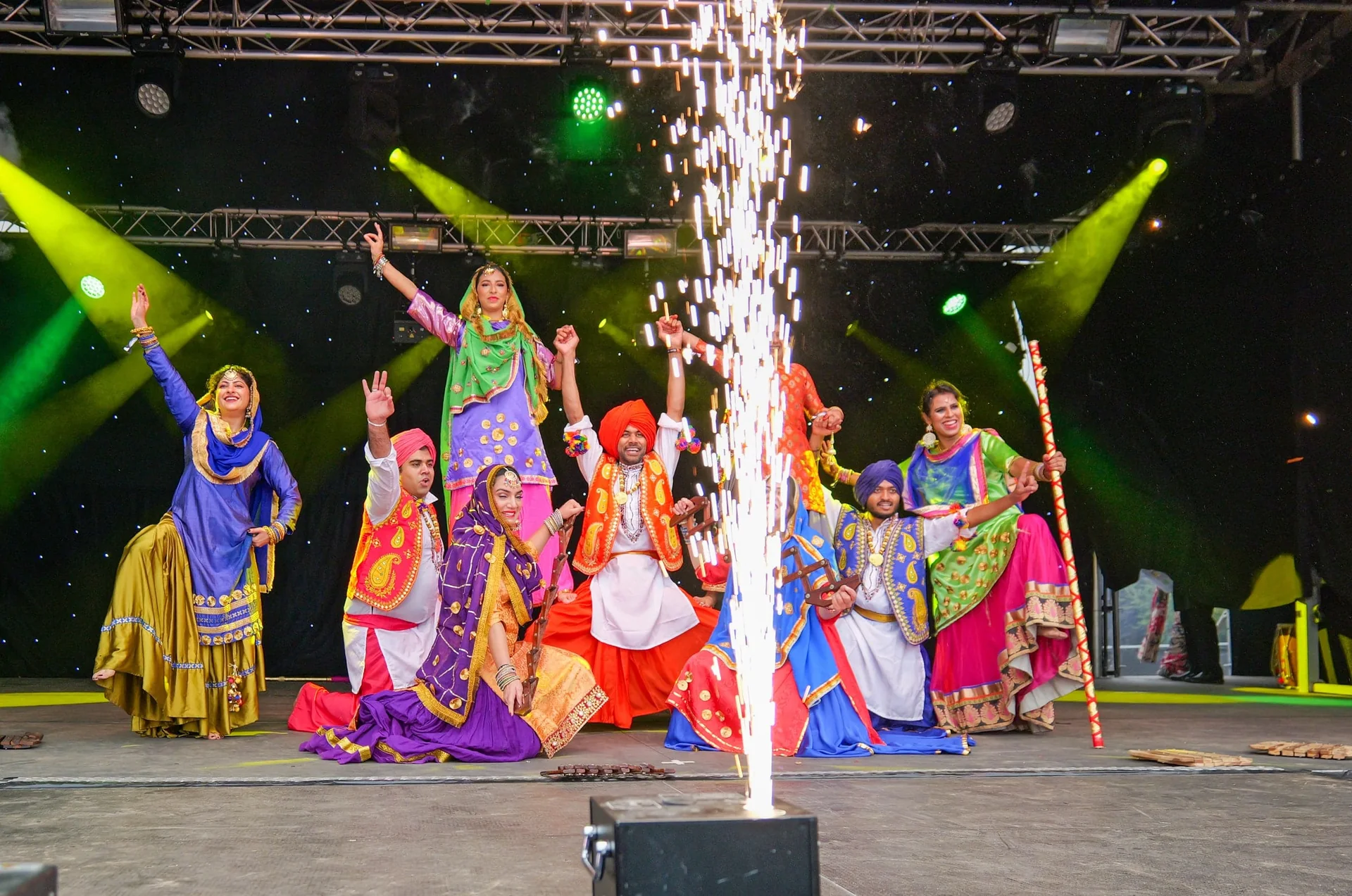 Danseurs en costumes pendjabis colorés sur la scène du Brussels Diwali Festival