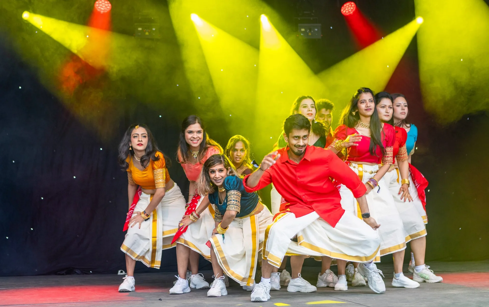 Troupe de danseurs sur la scène du Brussels Diwali Festival, visuel de Tollywood Fire